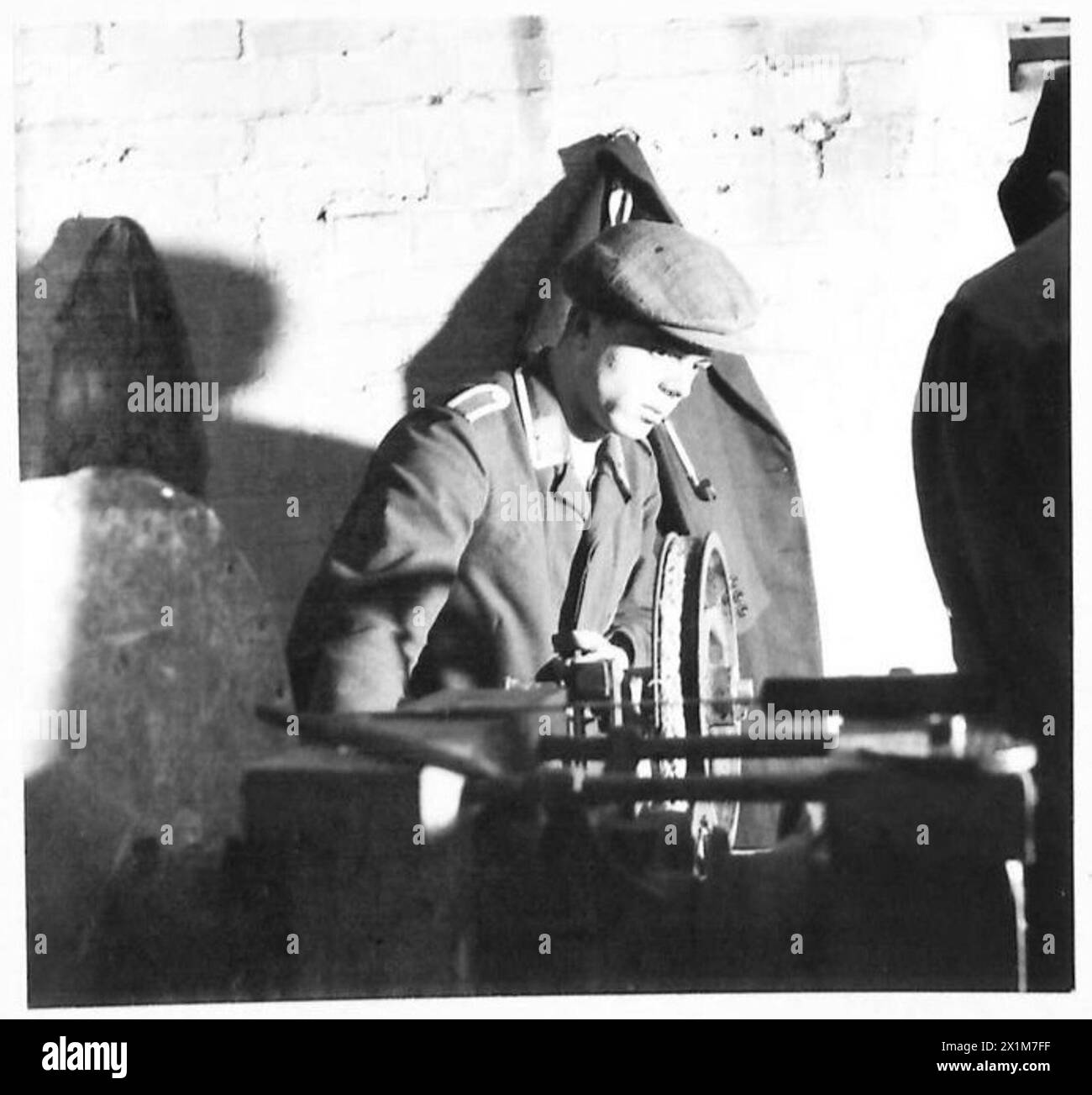 Un prisonnier de guerre allemand travaille sur un tour fait maison dans l'atelier de menuiserie d'un camp de prisonniers de guerre de l'armée britannique. Banque D'Images