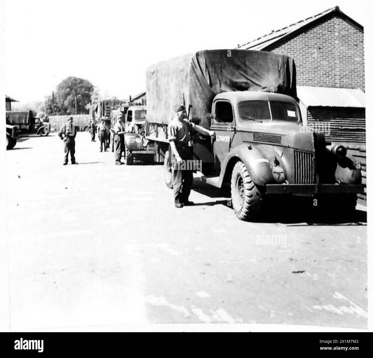 MATELAS PORTATIF POUR CANONS STATIQUES 3,7 - Un camion entre dans les ateliers R.E.M.E. de l'armée britannique Banque D'Images