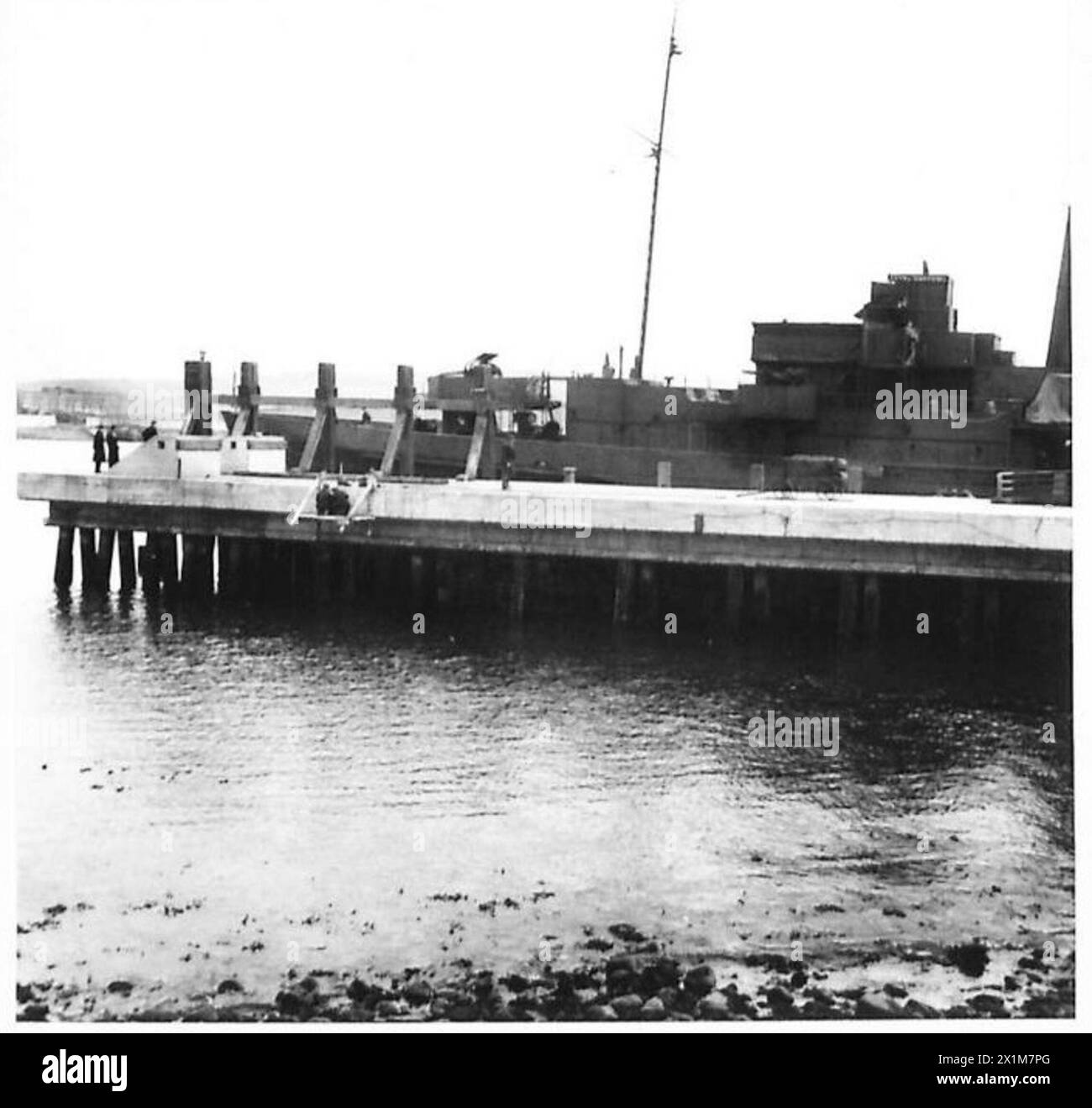 La construction de la jetée Larne progresse avec la pose de palplanches, l'installation de murs de soutènement et le développement du côté est de la jetée sous la supervision de l'armée britannique. Banque D'Images