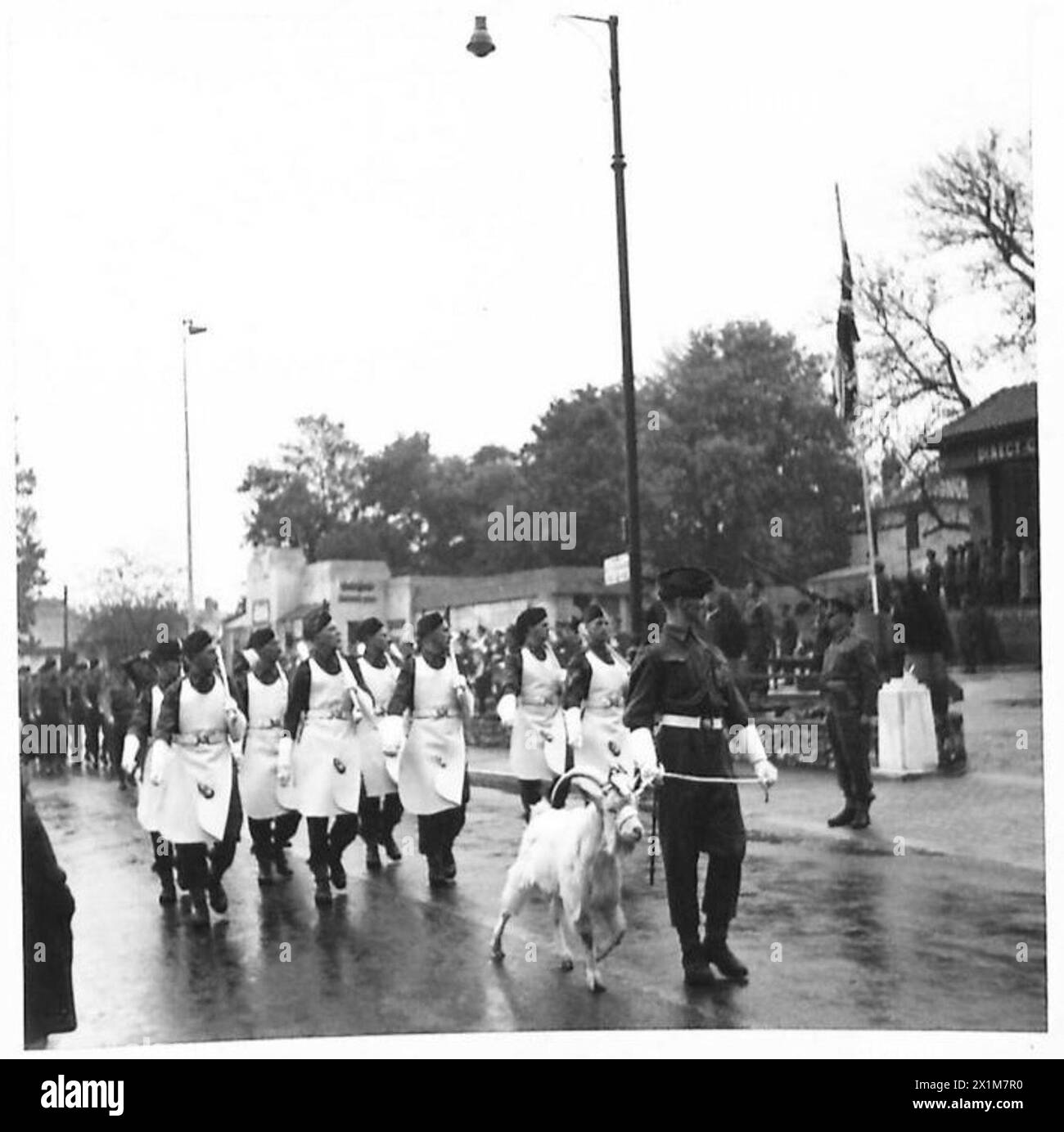 PARADE DE L'ÉGLISE DANS LE COMMANDEMENT DU SUD-EST - la mascotte de chèvre des Royal Welch Fusiliers à la tête du régiment au cours de la marche passée, l'armée britannique Banque D'Images