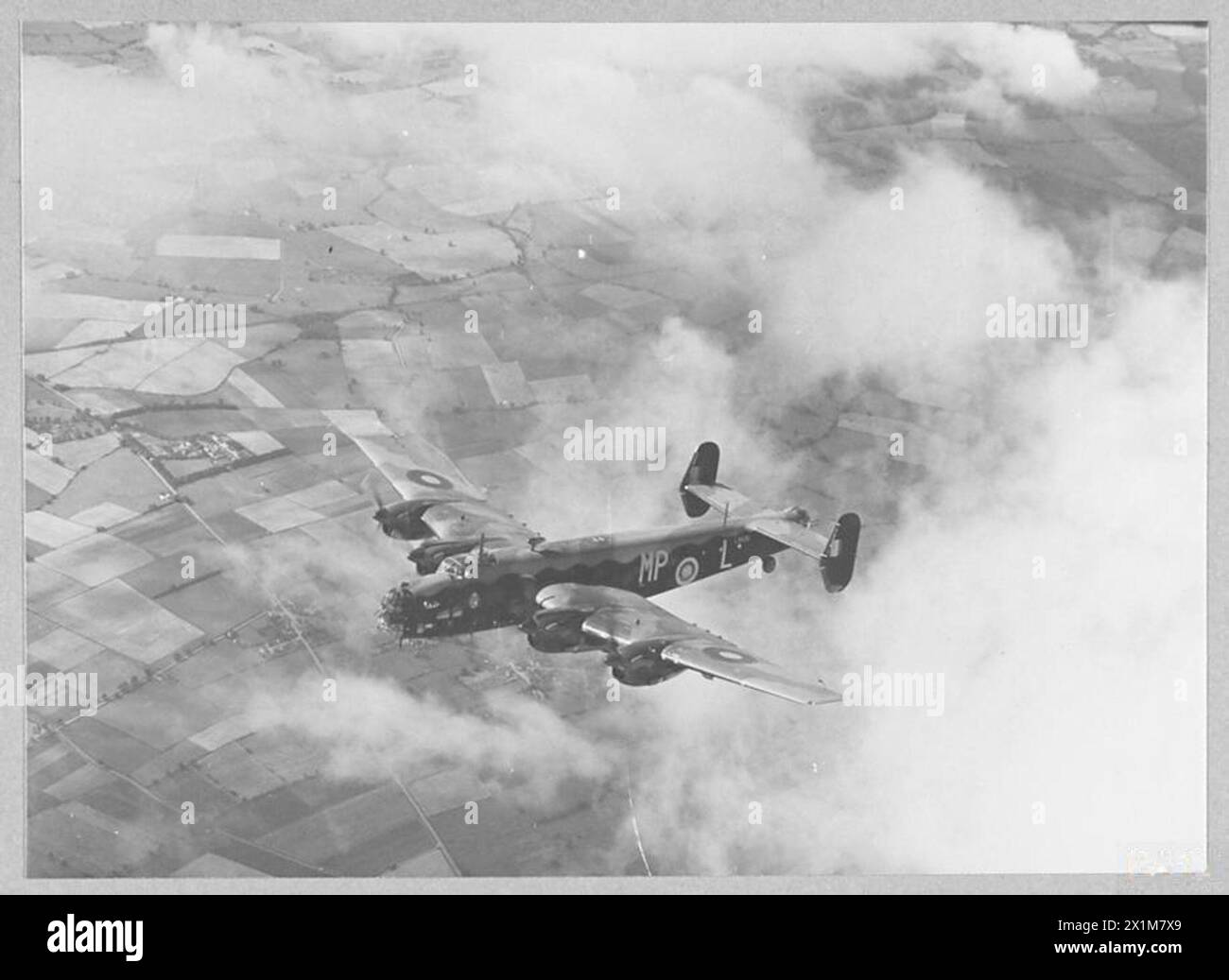 Le Handley page Halifax est montré en vol comme faisant partie des types d'avions de la Royal Air Force en temps de guerre. Banque D'Images