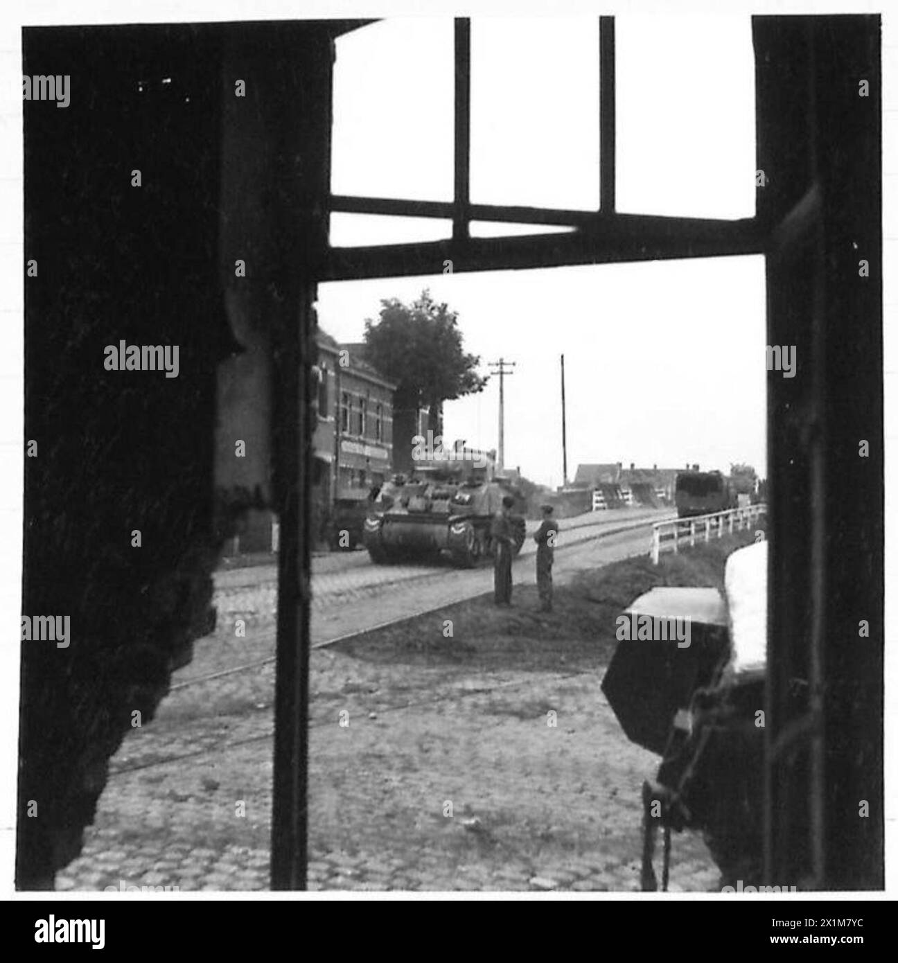 TRAVERSER LE CANAL ALBERT - chars et transport traversant le pont, armée britannique, 21e groupe d'armées Banque D'Images