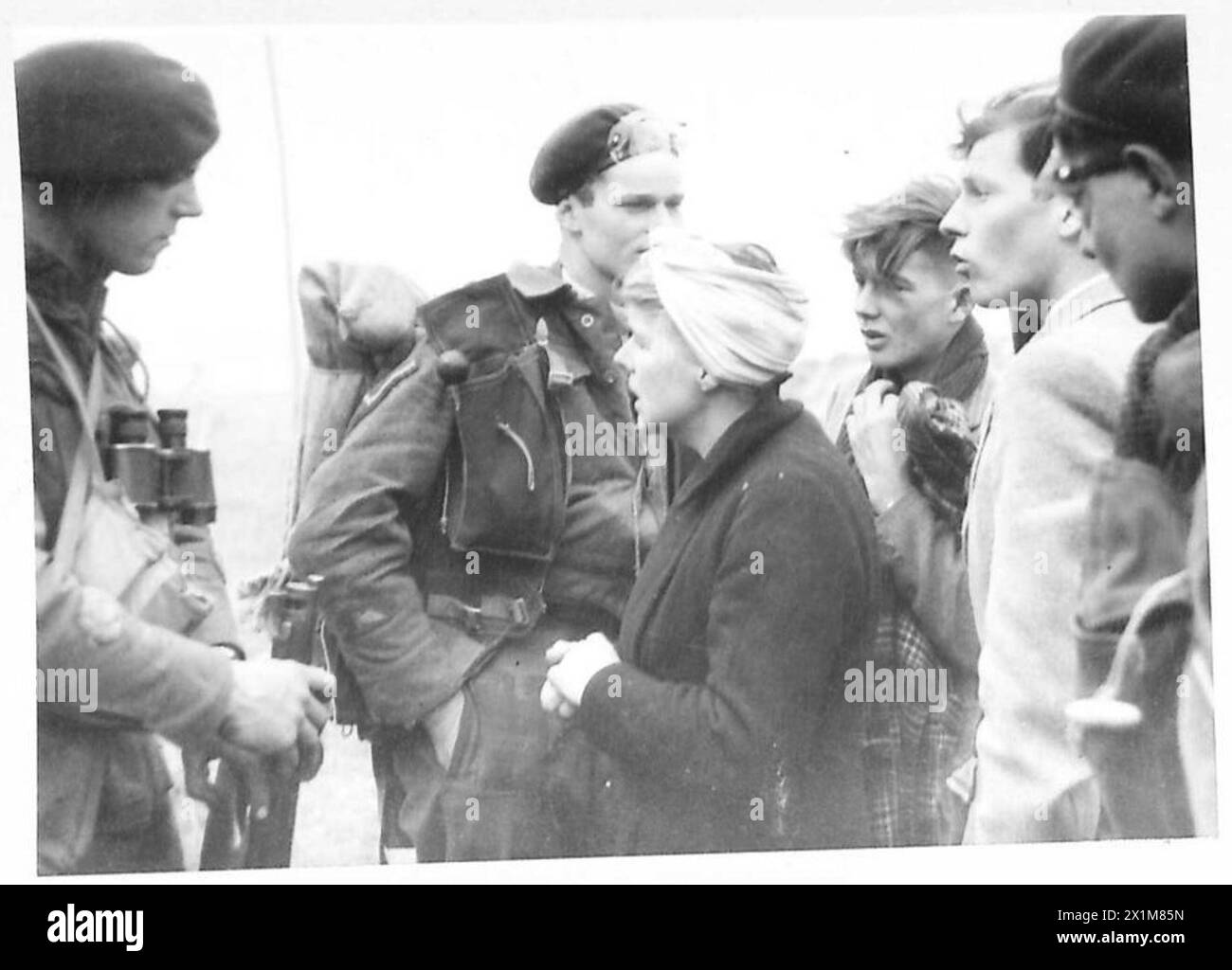 Les commandos de la 4e brigade de services spéciaux britannique rencontrèrent des civils alors qu'ils avançaient à l'intérieur des terres depuis Saint-Aubin-sur-mer dans la région de Juno lors de l'invasion de la Normandie le 6 juin 1944. Banque D'Images