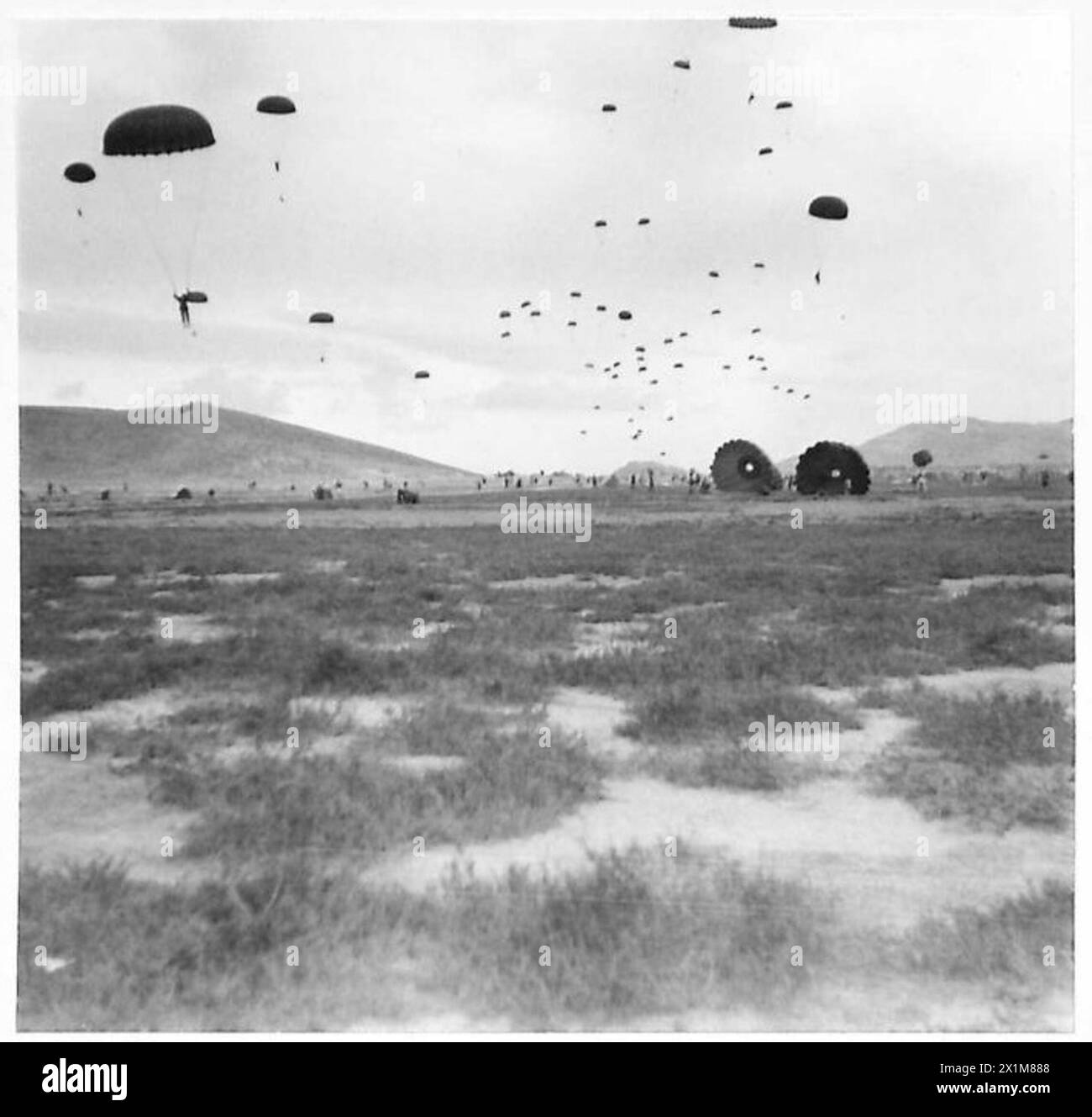 Les parachutistes britanniques participent à l'opération Manna au-dessus de Megara, en Grèce, parachutant à partir d'avions et atterrissant en toute sécurité dans le cadre des opérations de l'armée britannique. Banque D'Images