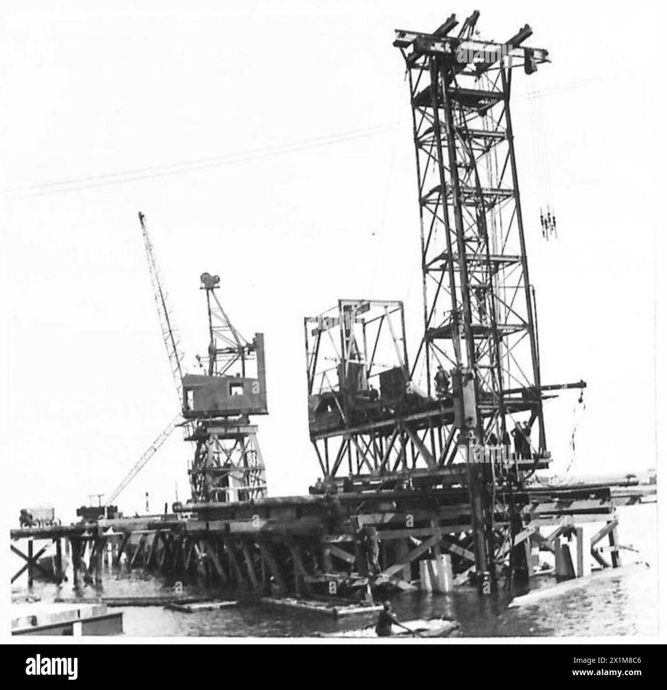 Les progrès sur Larne Jetty montrent une grue électrique de 6 tonnes en opération, British Army. Banque D'Images