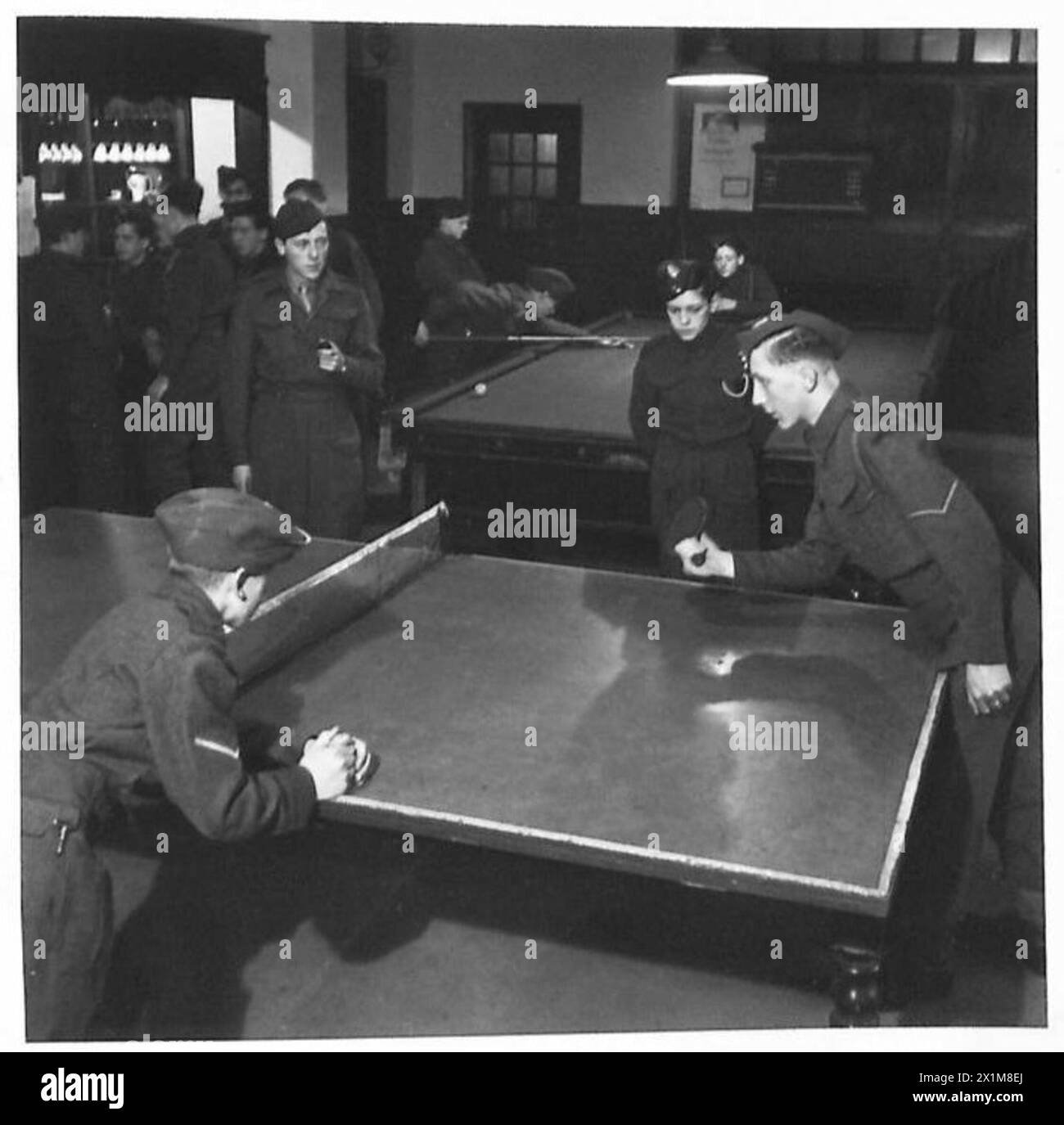 Cadet de l'armée les cadets de la force sont vus dans la salle du club ; certains se rassemblent autour du comptoir de thé tandis que d'autres jouent au tennis de table et au snooker, British Army. Banque D'Images