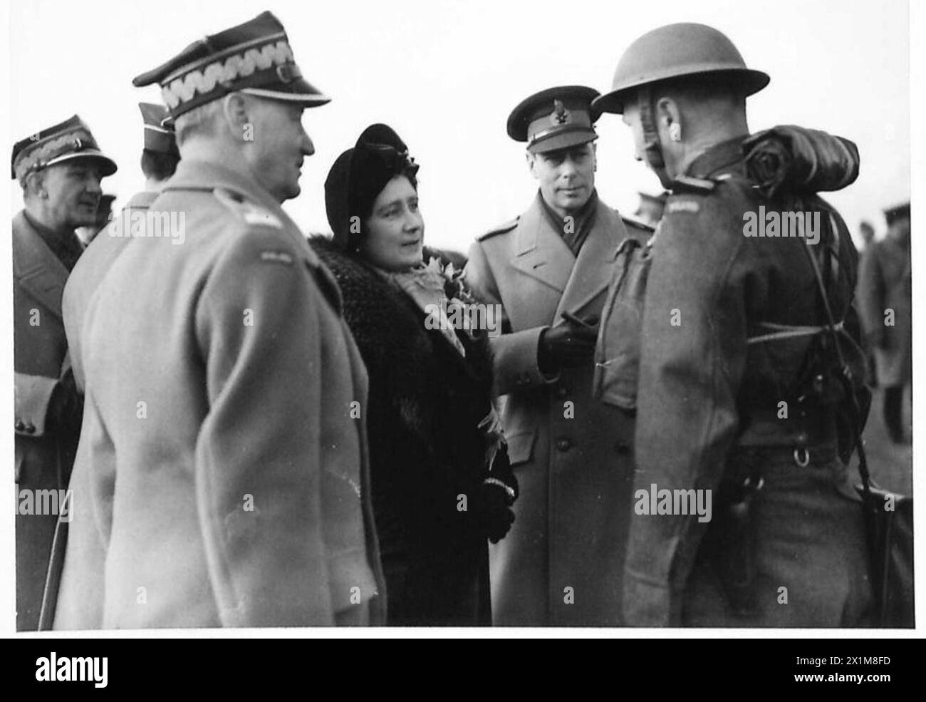 Le roi George VI et la reine Elizabeth inspectent le 1er corps polonais à Glamis le 8 mars 1941, accompagnés des généraux Władysław Sikorski et Tadeusz Klimecki. Banque D'Images