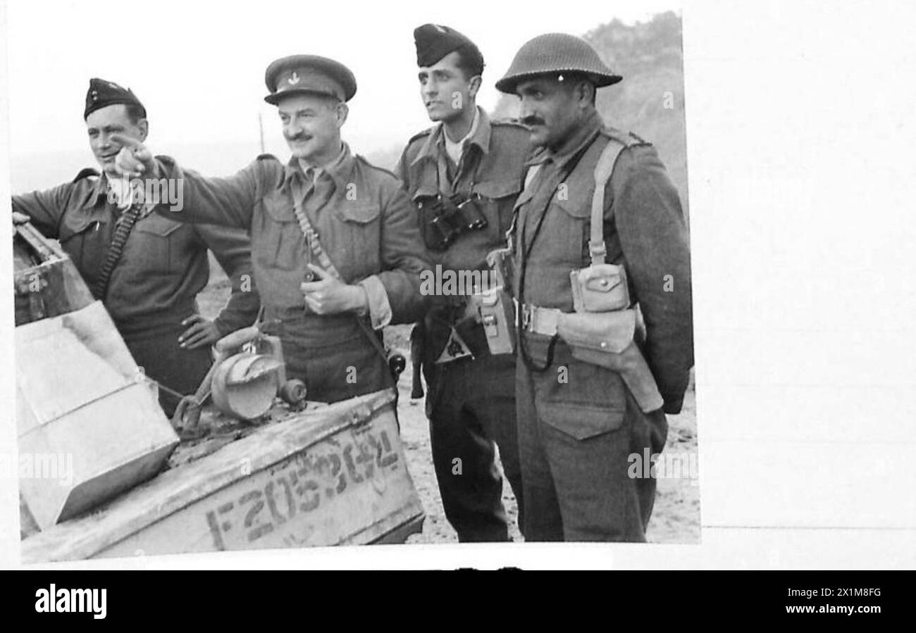 Le major E.J.R. Green, le lieutenant-colonel H.R. Jones, le capitaine J.I. Sateravala et le sous-major Yusaf observent le secteur central de la bataille avec les troupes indiennes de la huitième armée en Italie. Banque D'Images