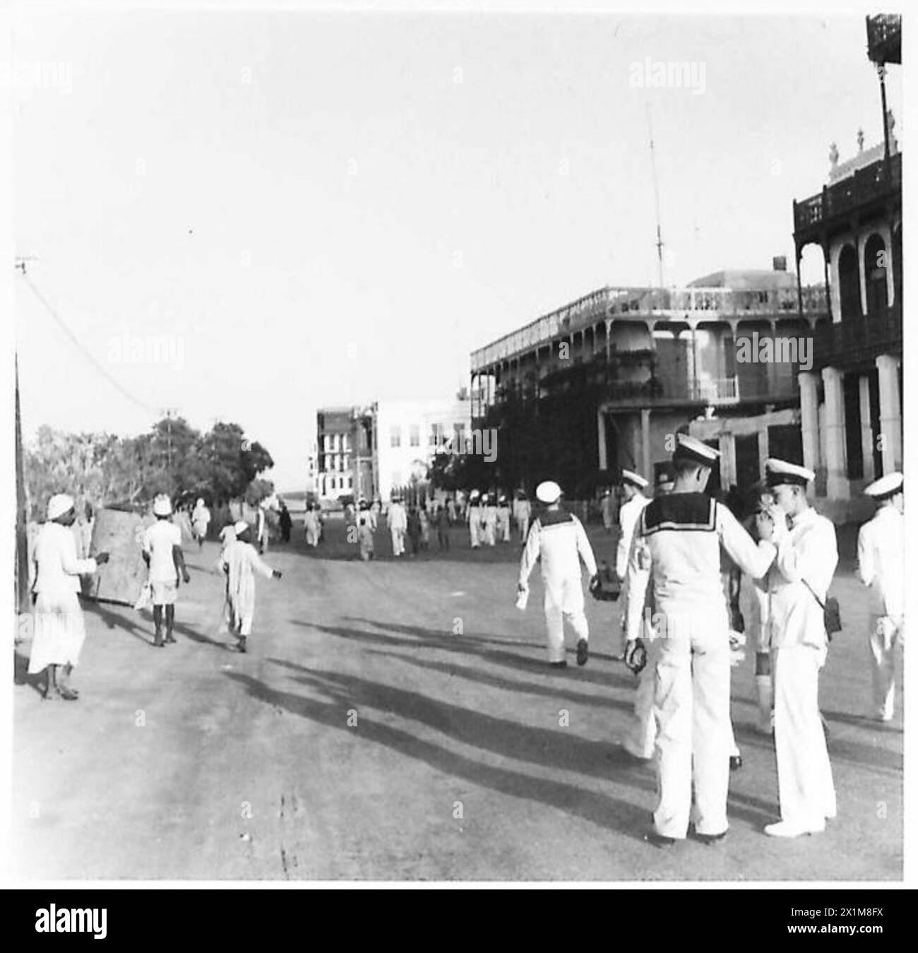 SAR l'émir Mansur Ibn Saoud visite la seule grande rue de Djeddah, en passant devant la maison vide du ministre italien. Banque D'Images