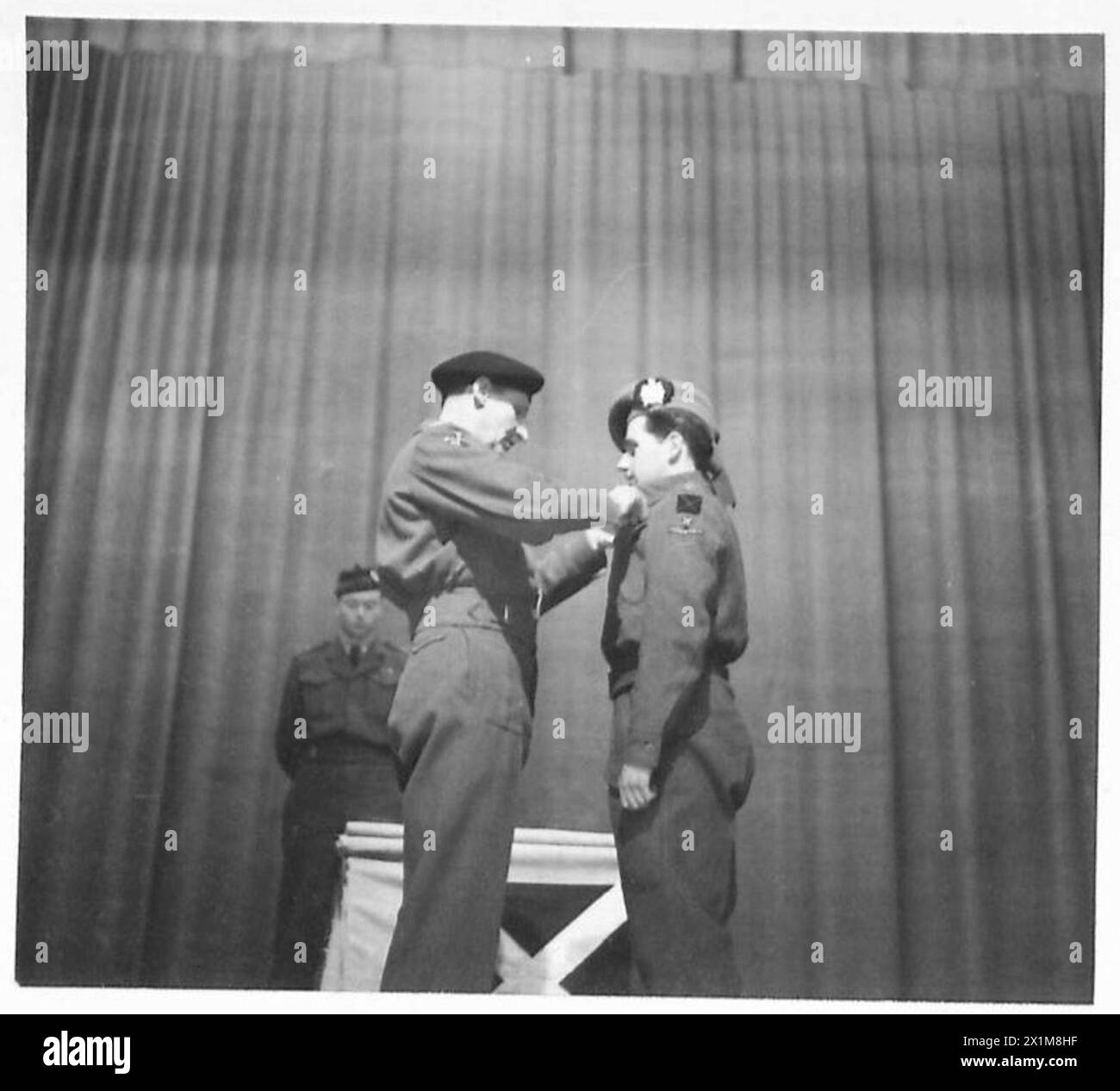 Le lieutenant G.C. Carmichael du 5e bataillon, King's Own Scottish Borderers, reçoit la Croix militaire lors de l'investiture de la 52e division (Lowland) de l'armée britannique, 21e groupe d'armées. Banque D'Images