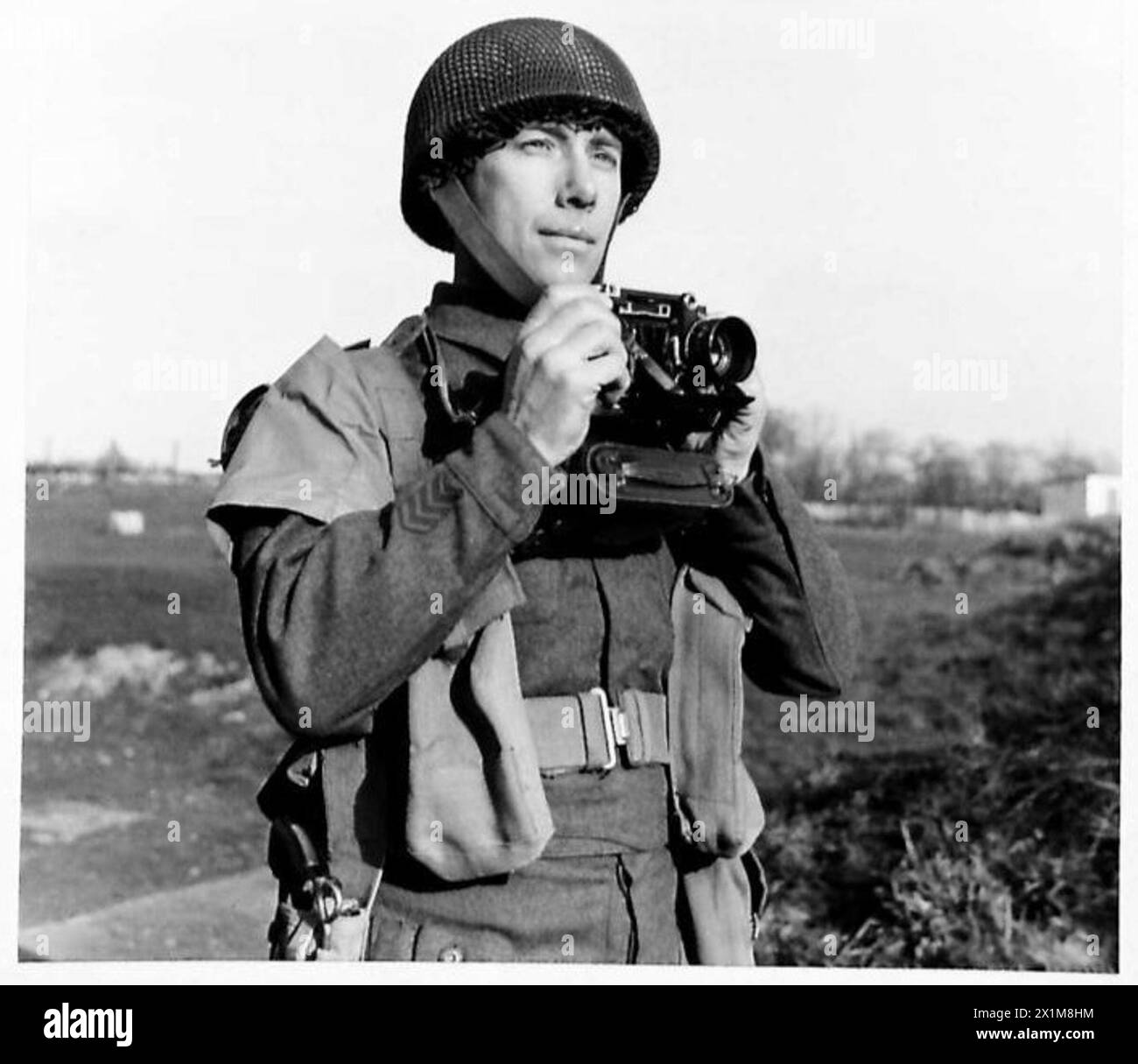 Le soldat W.J. Prince de l'Army Air corps travaille comme caméraman avec l'Army film & photo Unit, documentant les opérations militaires, précédemment employé comme ouvrier dans la vie civile, Middlesex, Royal Air Force. Banque D'Images