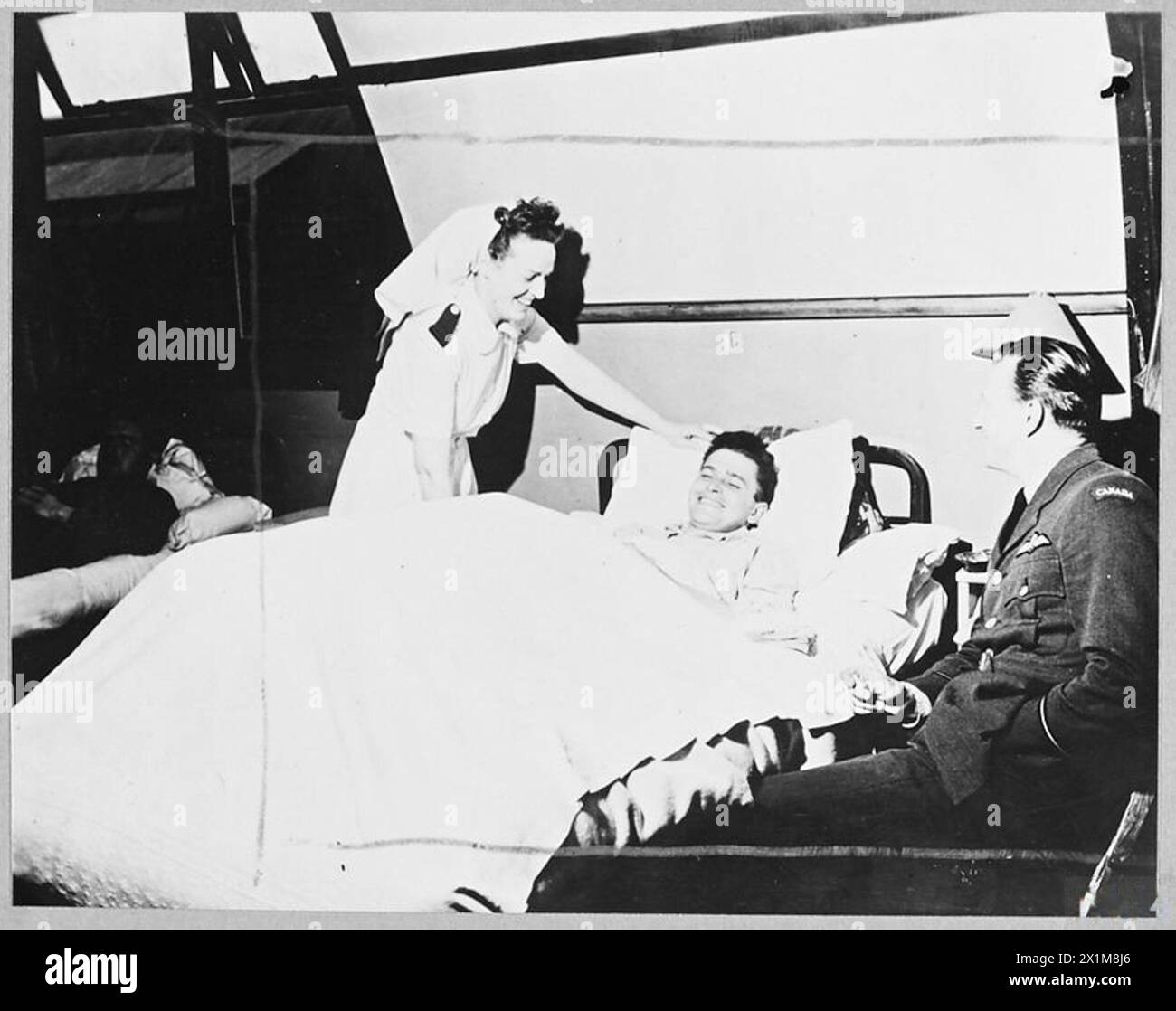 En 1944, le sergent de vol Henry Kaufman, un opérateur de téléphonie sans fil de l'Ontario, a été hospitalisé après une mission de 13 heures dans un champ de mines, tandis que le reste de l'équipage de bombardiers de la RAF est resté intact. Banque D'Images
