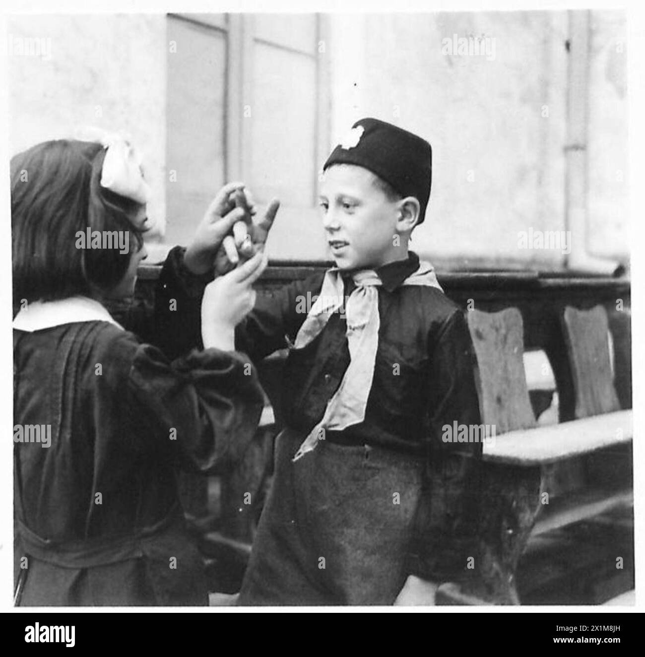 Les enfants d'Apricena, en Italie, reprennent l'école après trois ans sous occupation alliée ; les salles de classe débarrassées des emblèmes fascistes et des portraits remplacés, sous la direction de l'éducation Nicola Pitta. Banque D'Images