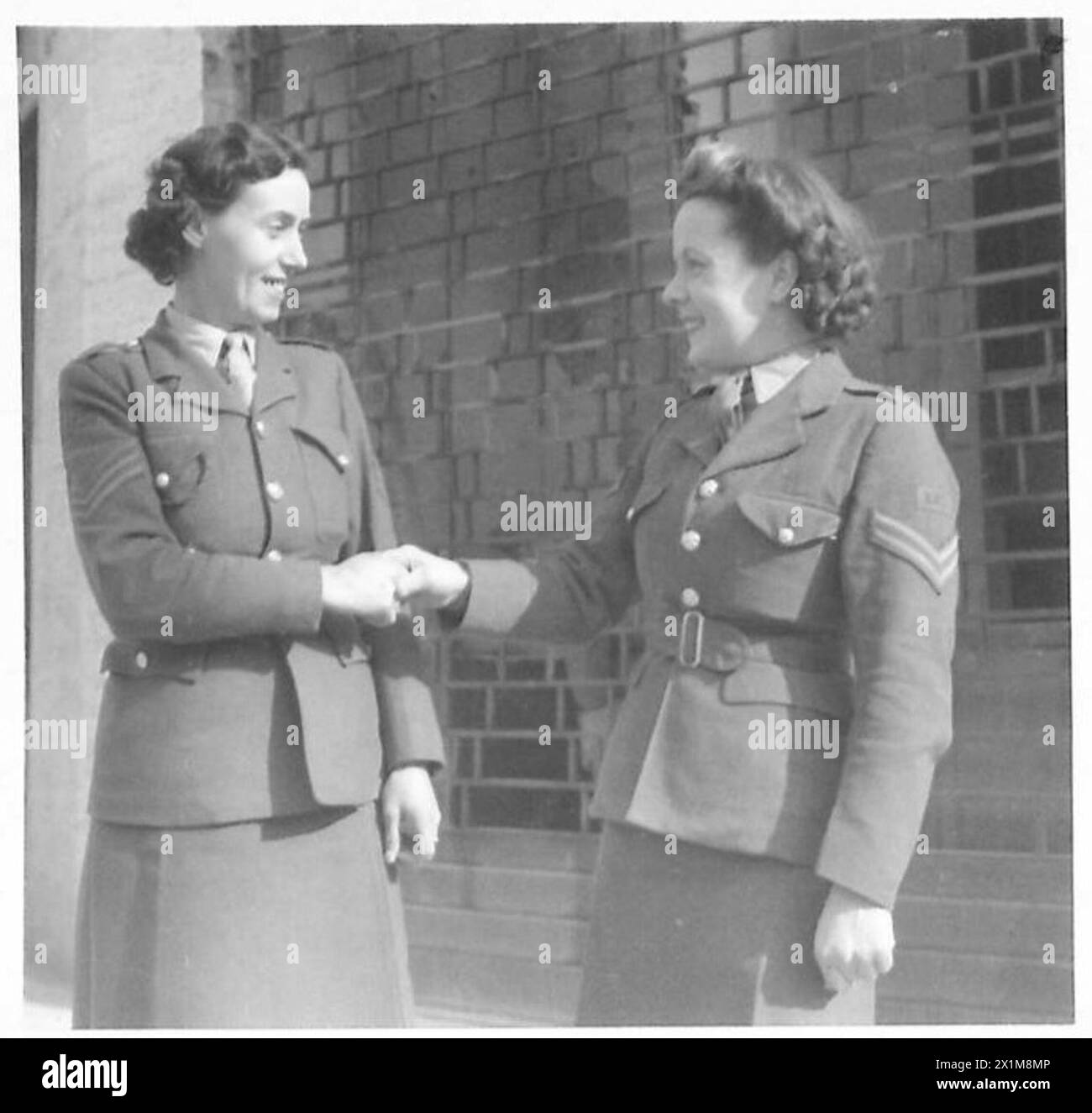 ITALIE : HISTOIRE DE L'OBSERVATEUR - de gauche à droite : Sgt Hilda Bartley, 85 Kensington Gardens, Ilford Essex, and SPL. Molly McCarthy, armée britannique Banque D'Images