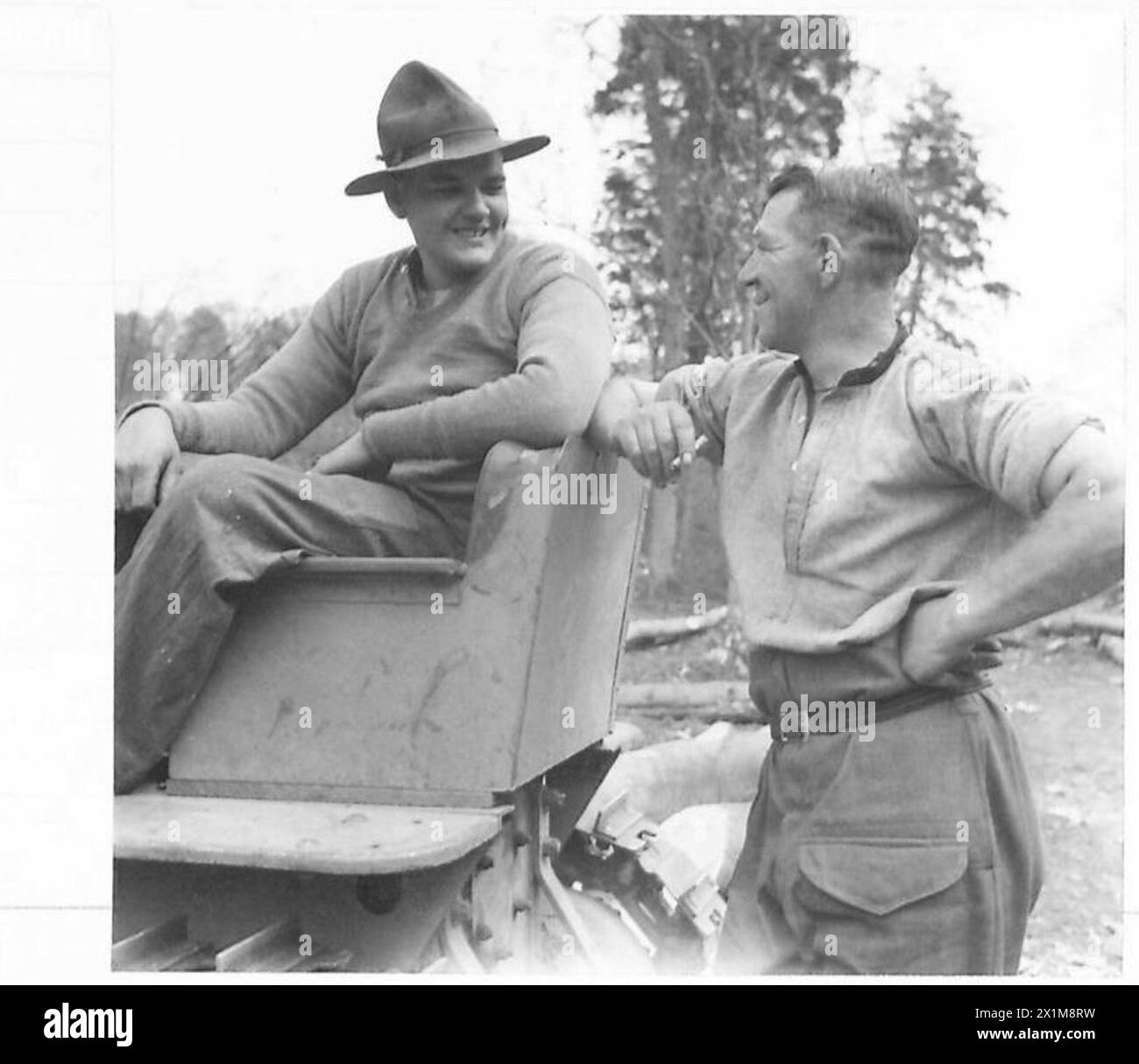 Deux hommes de brousse néo-zélandais connus sous le nom de « Skiddis » jouant des rôles de direction dans les opérations forestières de l'armée britannique ou sur le terrain. Banque D'Images