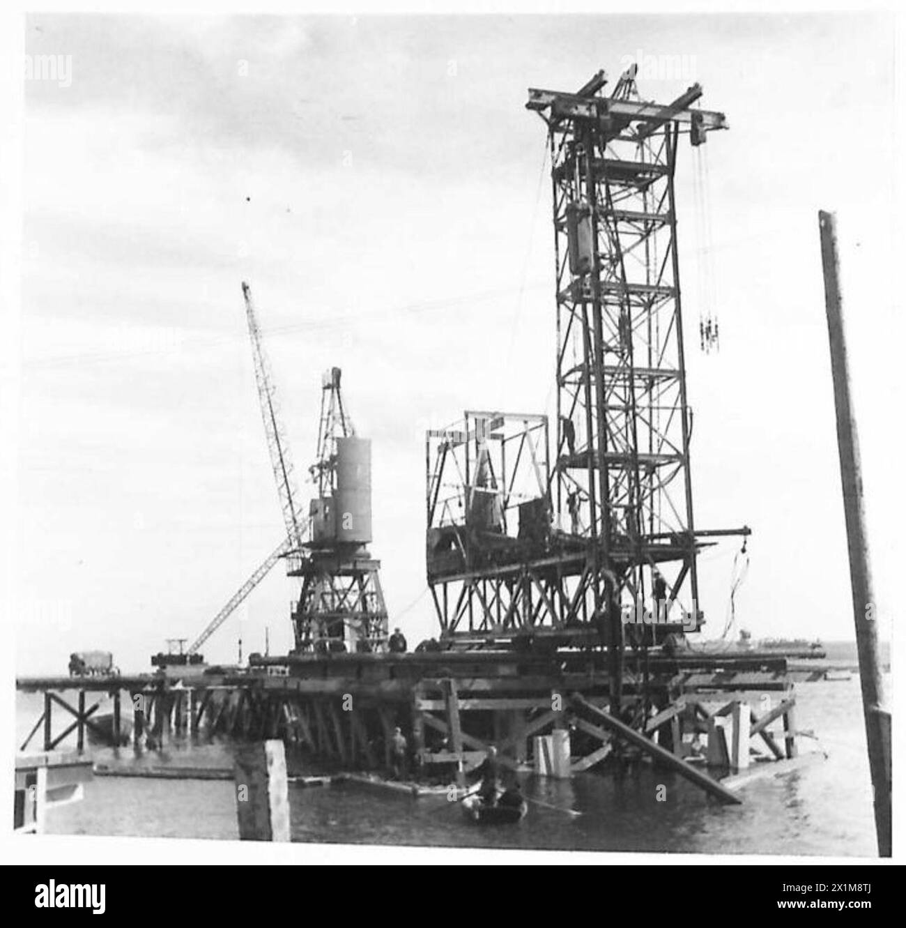 Une grue électrique de 6 tonnes est utilisée dans la construction et les travaux opérationnels à Larne Jetty par l'armée britannique. Banque D'Images