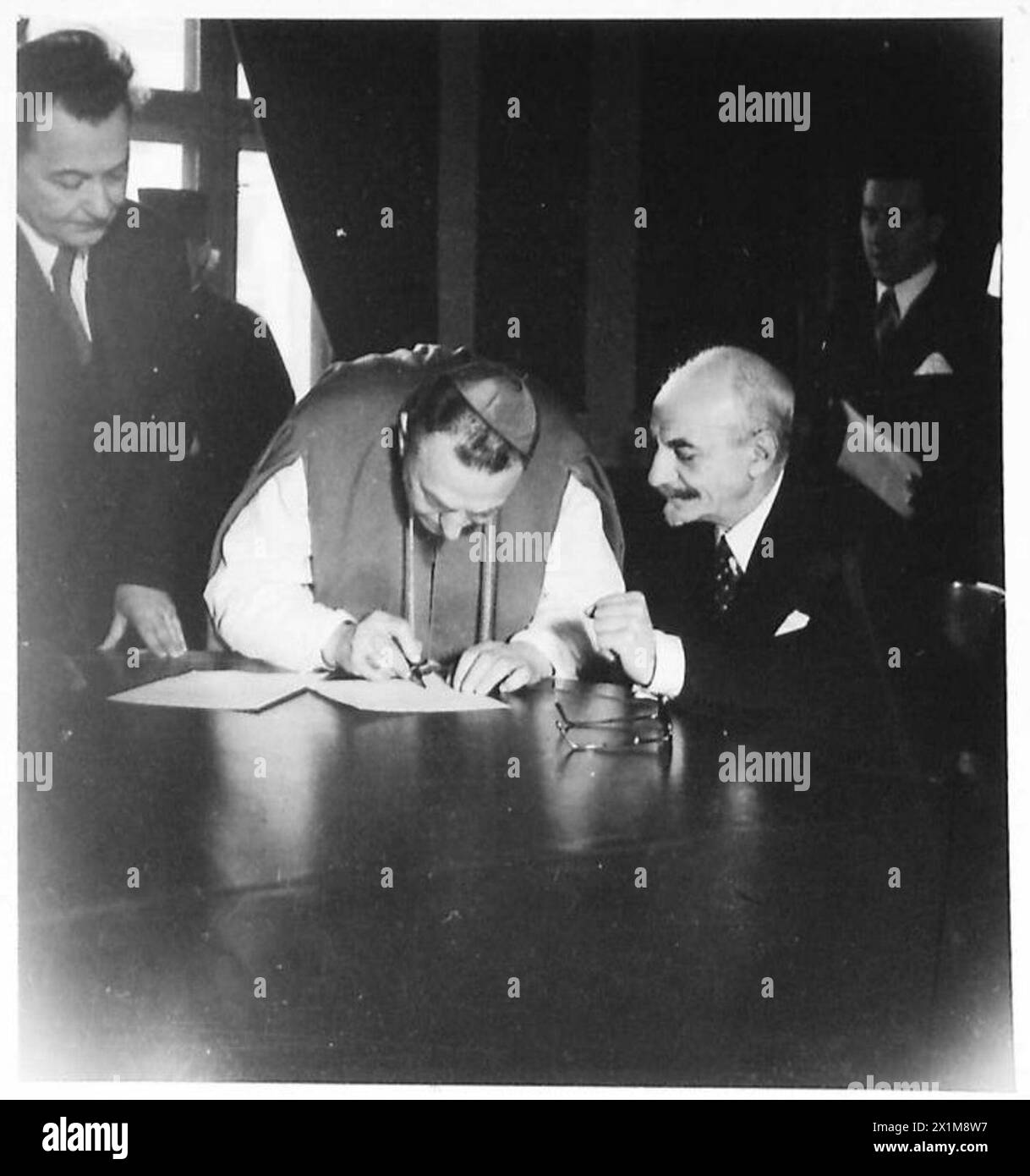 La cérémonie de prestation de serment de la Régence yougoslave est en présence de M. Ujichitch, avec le Dr Manditch signant les documents officiels et le Dr Subasic présent. Banque D'Images