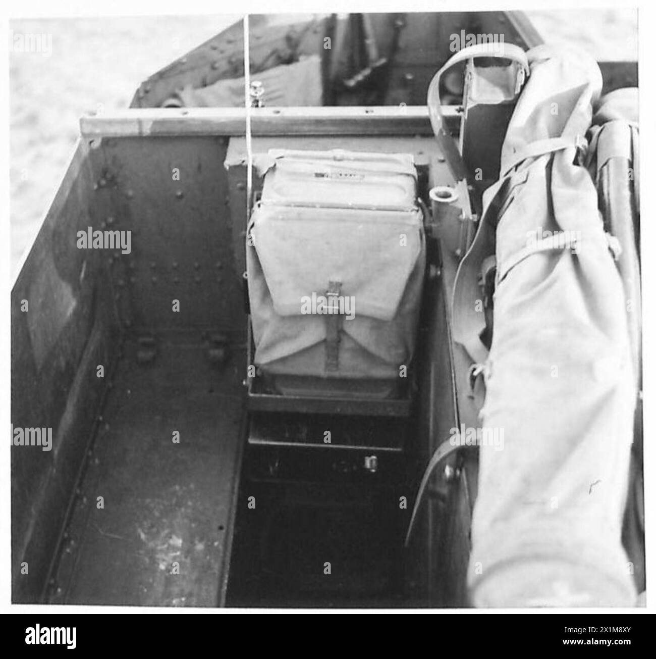 Porteur sans fil blindé O.P. d'artillerie modifié pour transporter des ensembles sans fil No.11 et No.18 avec batterie statique montée sous le siège, armée britannique. Banque D'Images