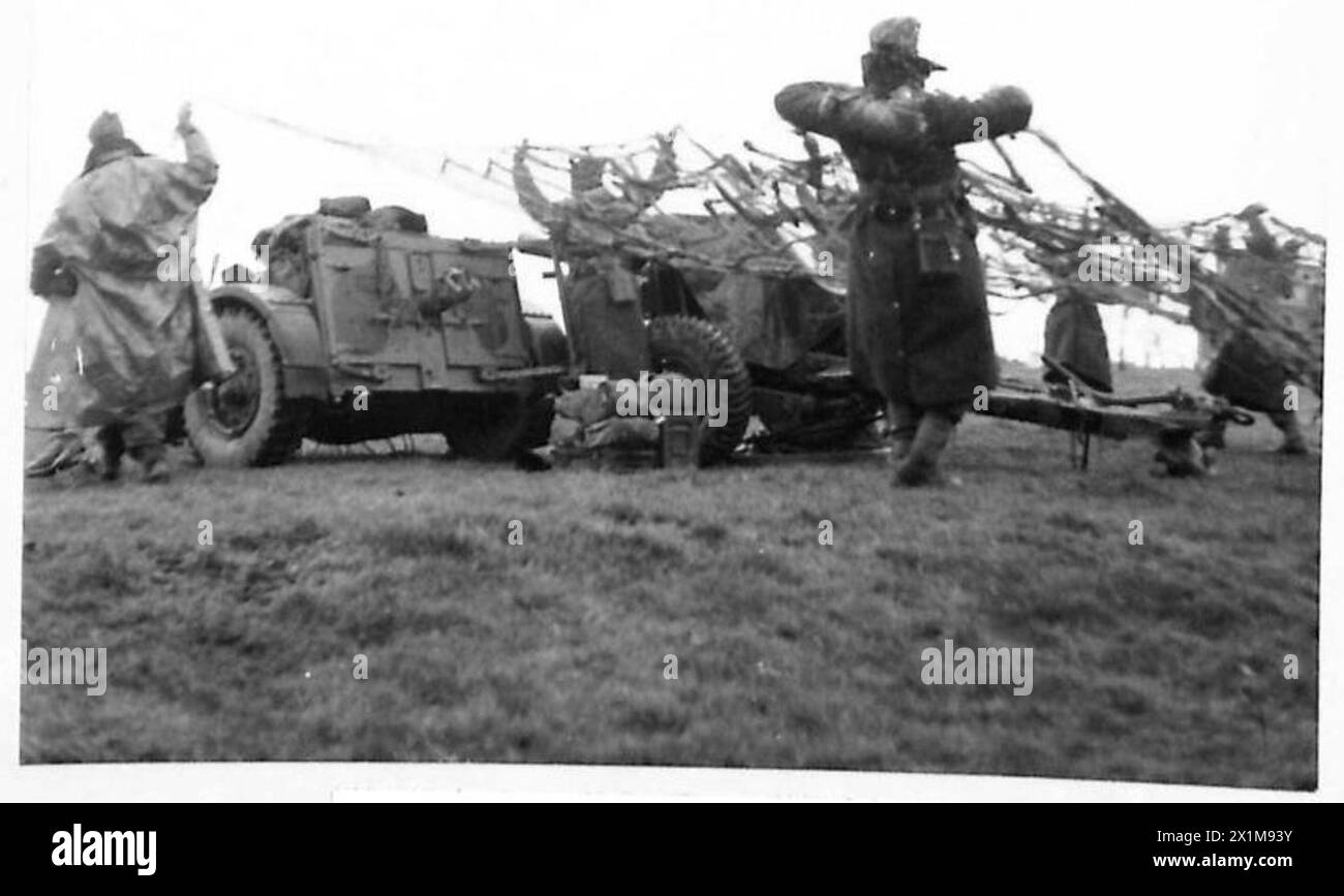Deux divisions de l'armée britannique mènent une fausse bataille à Bere Regis, avec un filet de camouflage placé sur un canon de campagne et un limber du 76th Highland Field Regiment, 454th Battery. Banque D'Images