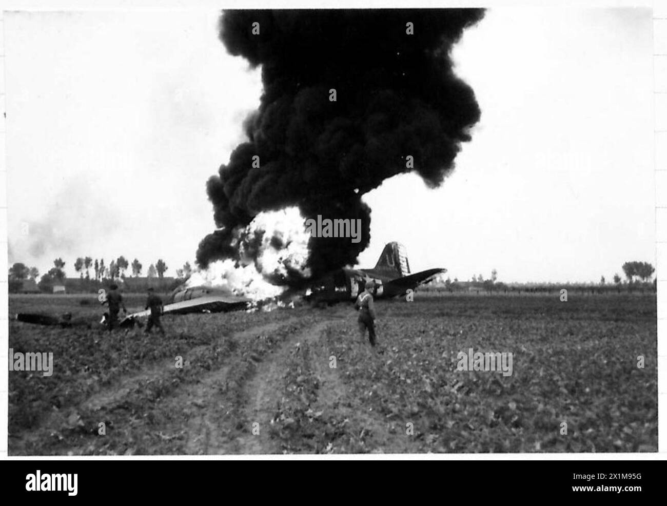 Après un accident lors de l'invasion aérienne de la Hollande, une machine est vue en feu. L'opération impliquait l'armée britannique, 21e groupe d'armées, pendant la seconde Guerre mondiale Banque D'Images