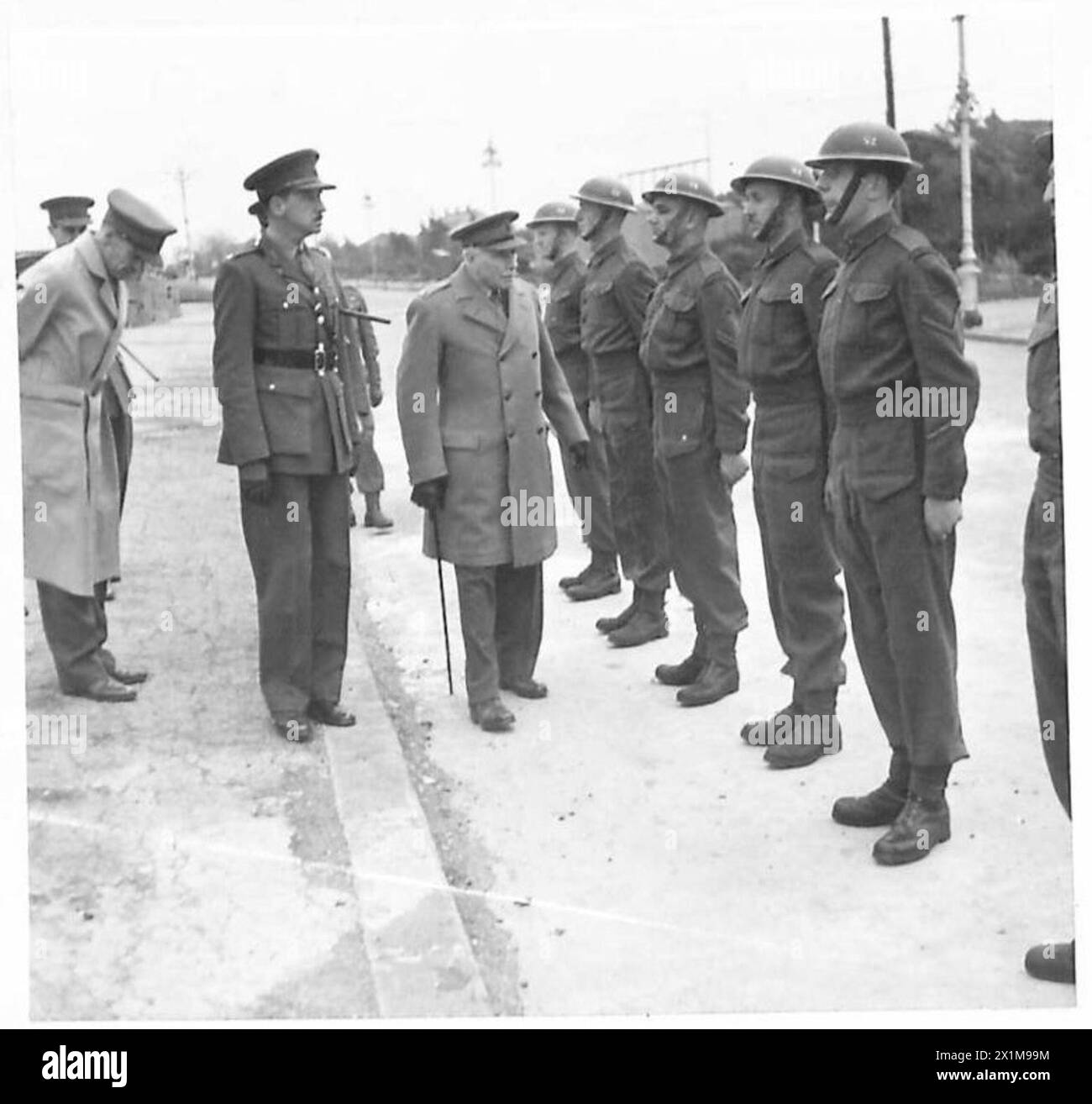 LE MARÉCHAL LORD MILNE VISITE LA BRIGADE ANTI-AÉRIENNE - le maréchal Lord Milne inspecte les artilleurs lors de sa visite dans l'armée britannique Banque D'Images