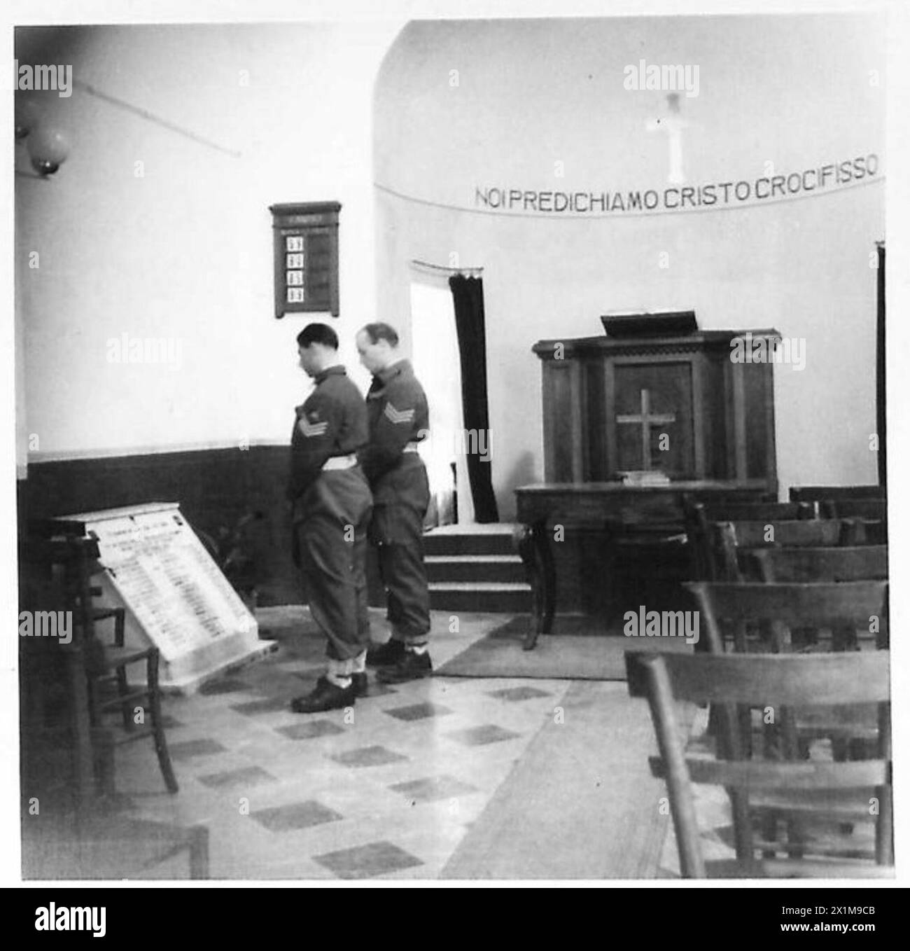 Deux parachutistes sont positionnés devant le Memorial Tablet à l'église protestante de Tarente alors qu'ils préparent une opération grecque, documentée par le personnel de l'armée britannique. Banque D'Images