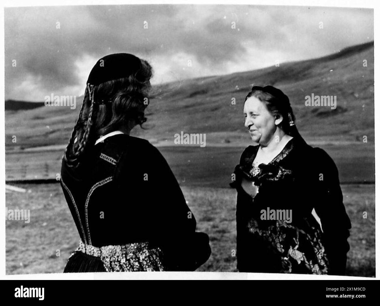 Les femmes islandaises sont représentées portant leur costume national tandis que les troupes britanniques et canadiennes sont stationnées en Islande. Banque D'Images