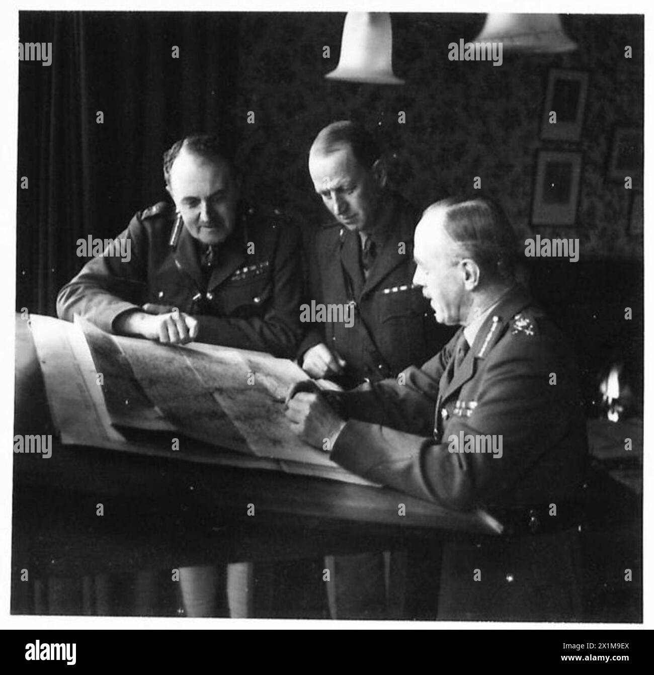 Le lieutenant-général Sir R. Harold Carrington, GOC Scottish Command, est représenté avec le major-général H.M. Gale et le brigadier T.N.F. Wilson, de l'équipe de direction de l'armée britannique. Banque D'Images