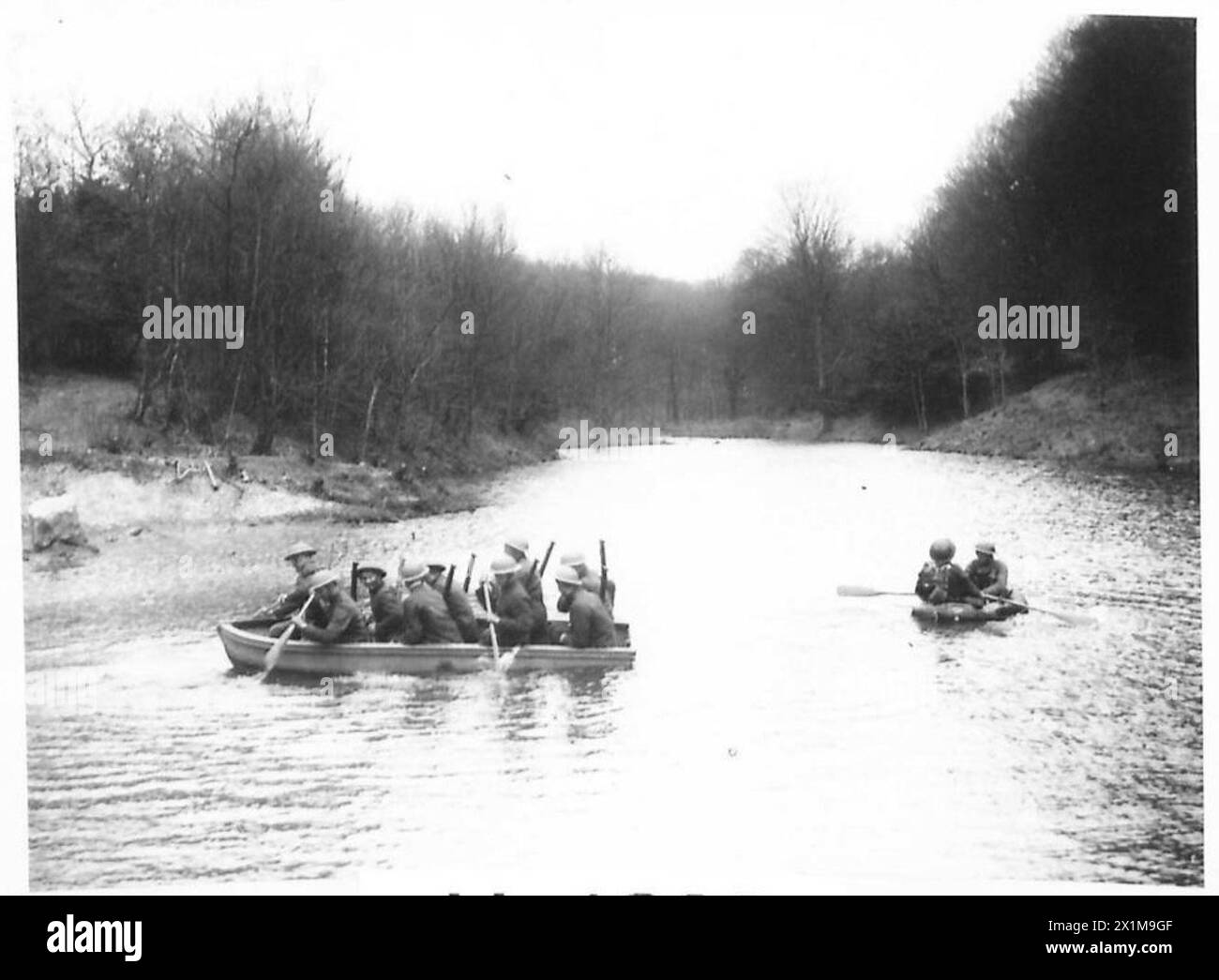 LES FUSILS IRLANDAIS DE LONDRES S'ENTRAÎNENT EN ANGLETERRE AU PARC PIPPINGTON, EAST GRINSTEAD - traverser la rivière dans de petits et grands bateaux, armée britannique Banque D'Images