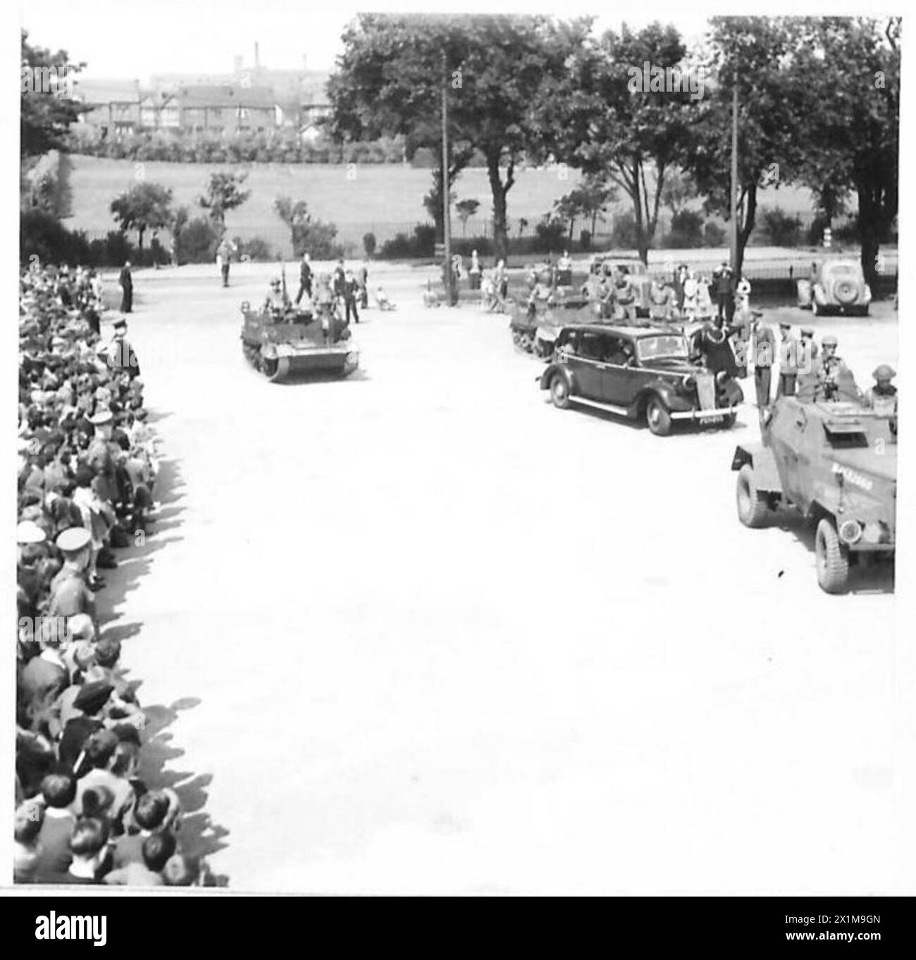 Le Lord Mayor arrive sur un terrain de loisirs pour une exposition militaire, escorté par des voitures blindées DE RECONNAISSANCE et des porte-canons Bren de l'armée britannique. Banque D'Images