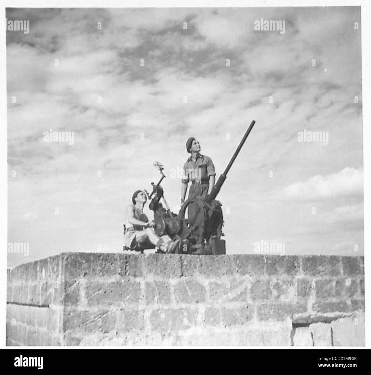 Trois parachutistes de l'armée britannique se préparent à utiliser une arme capturée pendant l'entraînement influencé par les leçons opérationnelles apprises en Hollande, mettant l'accent sur la préparation au combat et l'application tactique. Banque D'Images