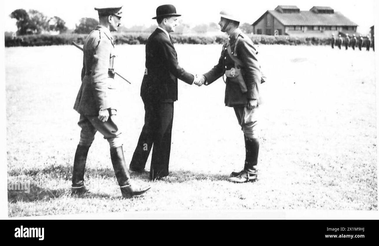 LE SECRÉTAIRE AUX COLONIES INSPECTE LES TROUPES CHYPRIOTES - Lord Lloyd serrant la main à l'un des officiers, l'armée britannique Banque D'Images