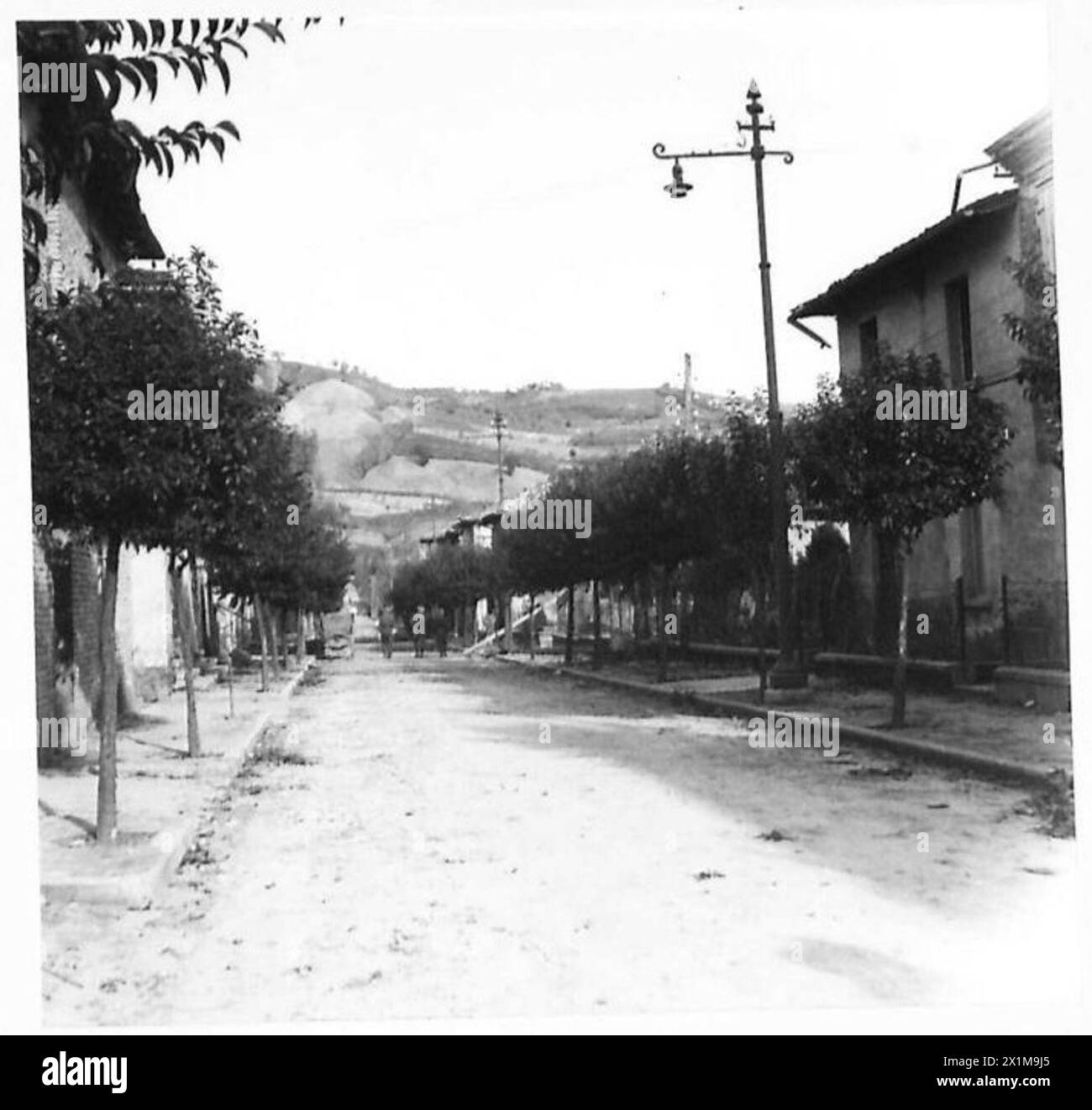 Une vue de la rue de Predappio, le lieu de naissance de Benito Mussolini, montrant le château et les structures de la ville pendant la présence de l'armée britannique en Italie. Banque D'Images
