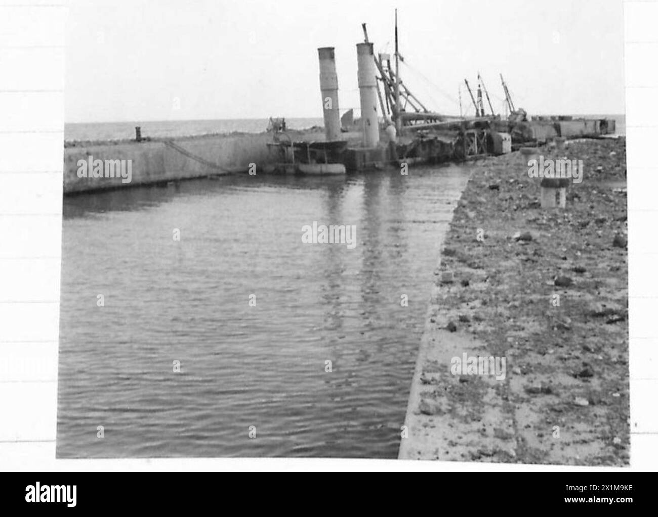 Les troupes du 2e corps polonais sécurisent la ville de Senigallia lors de la campagne d'Italie de 1943-1945, à la suite du naufrage d'un navire dans la rivière Misa le 5 août 1944. Banque D'Images