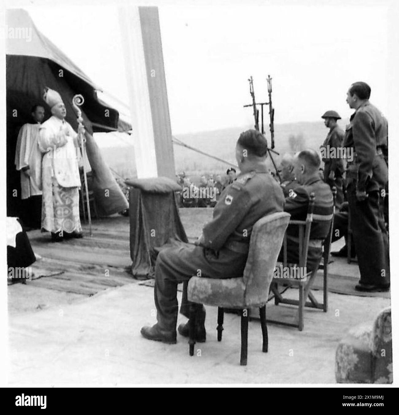L'archevêque Józef Gawlina, aumônier en chef des forces armées polonaises, prononce un discours de messe à la gare ferroviaire de Boiano le 9 avril 1944, 8e armée, II corps polonais. Banque D'Images
