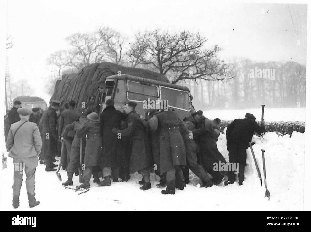 Les troupes de l'armée britannique aident à libérer un camion piégé dans une dérive de neige sur une route du Western Command pendant les opérations hivernales. Banque D'Images