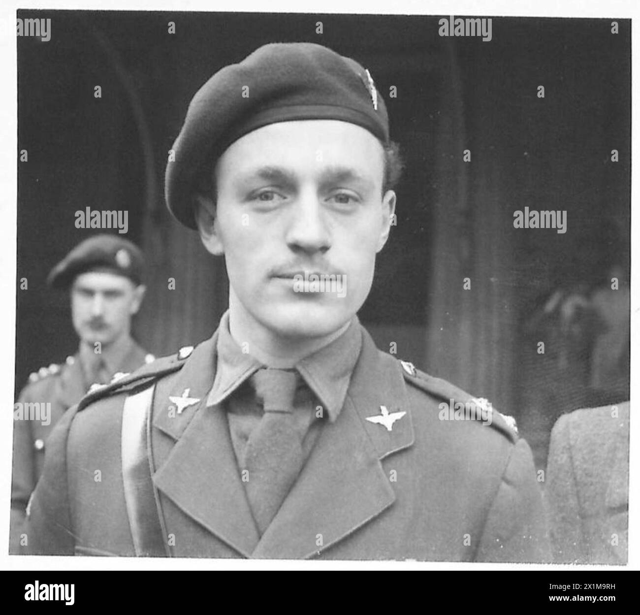 HOMMES D'ARNHEM AU PALAIS DE BUCKINGHAM - Lieutenant Ashmore, M.C., Pathfinder Coy., 1st Airborne Division of 81 Grand Avenue, Ely, Cardiff, après avoir reçu le M.C. du roi, Banque D'Images