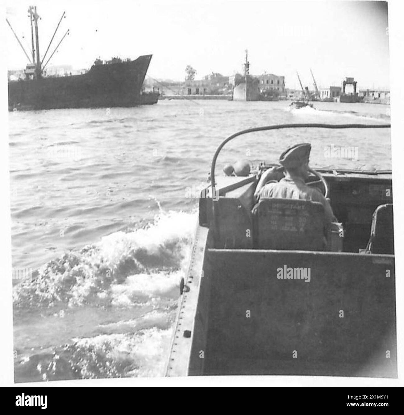 Les véhicules amphibies de la 8e armée, connus sous le nom de « canards », transportent des fournitures pour soutenir les forces d'invasion pendant la campagne italienne. Banque D'Images