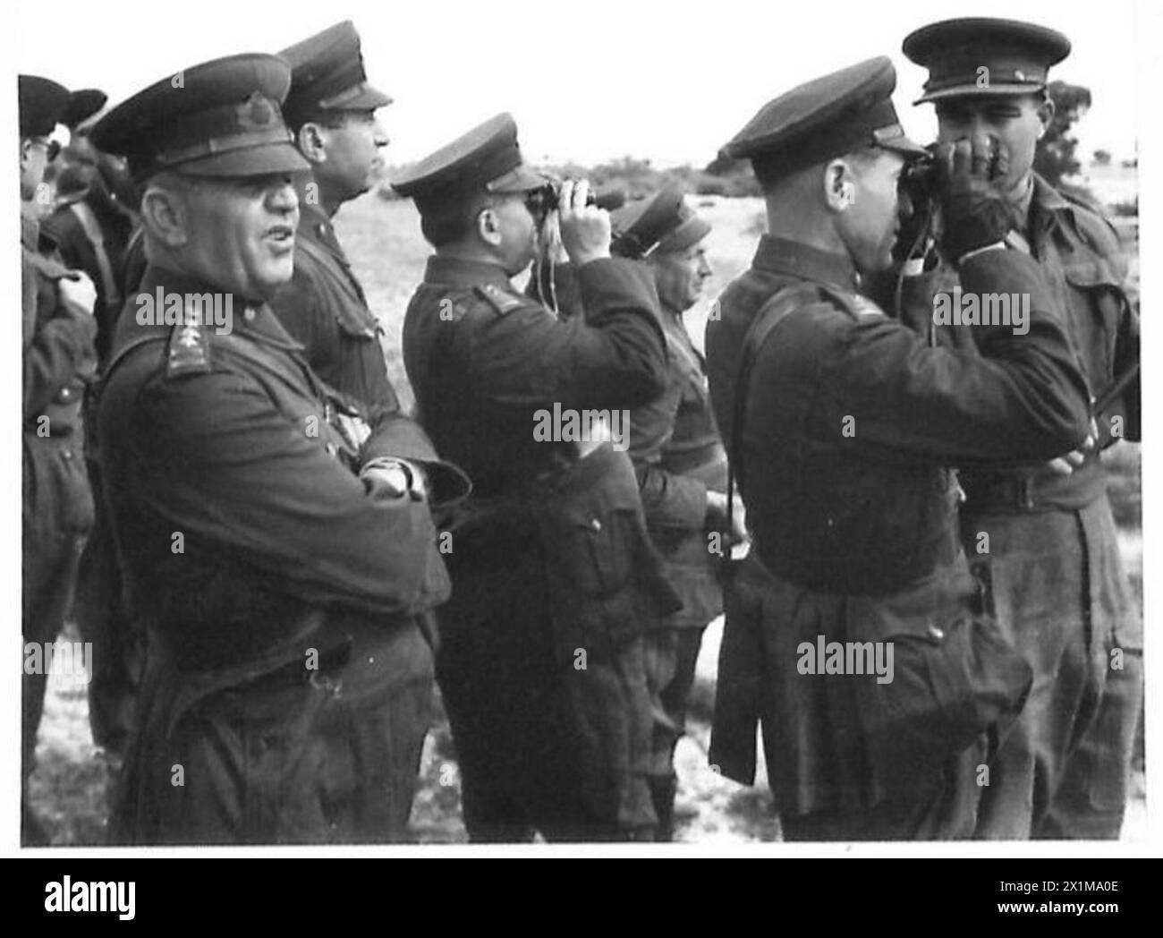 Des officiers de la mission militaire turque observent des chars Sherman lors d'une manifestation en Tunisie, armée britannique. Banque D'Images