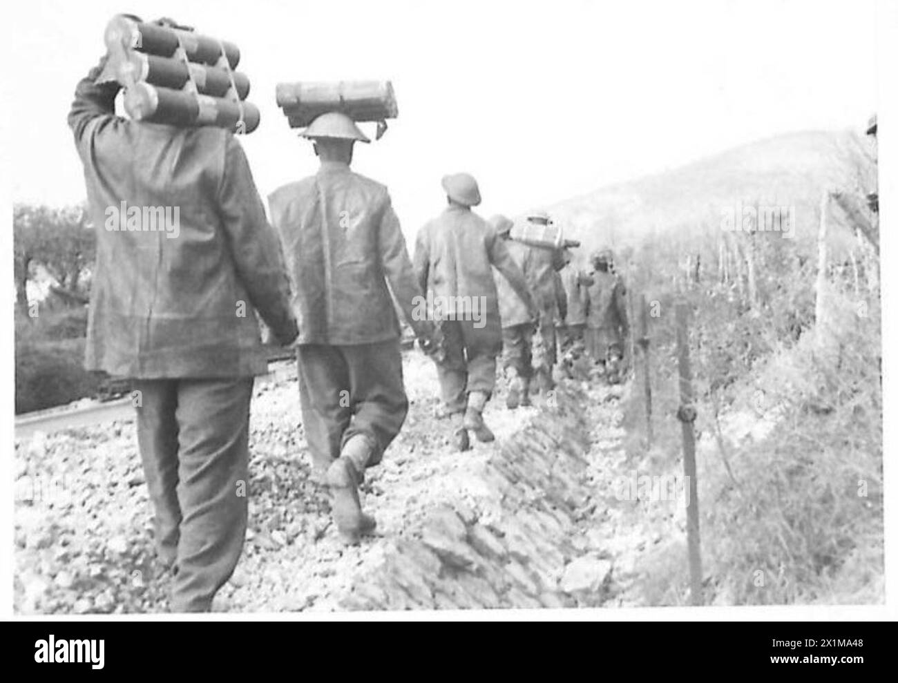 Les troupes Basuto transportent des bombes de mortier pour les 2/6 Queens sur le front Garigliano, 5e armée, Italie, armée britannique. Banque D'Images
