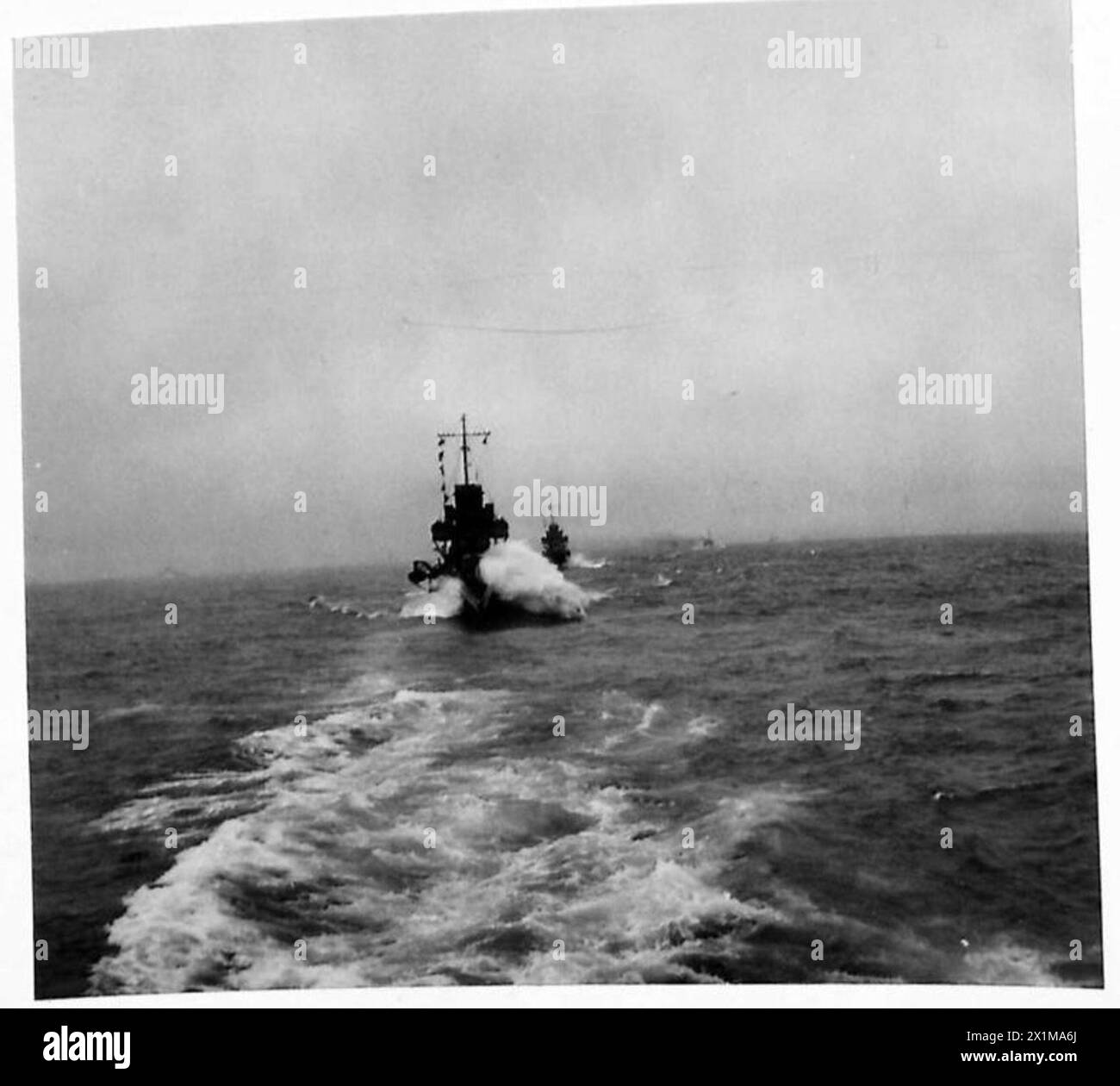 VOYAGE DE RETOUR DU PREMIER MINISTRE À TRAVERS L'ATLANTIQUE - deux destroyers américains qui ont accompagné le HMS Prince of Wales lors du voyage de retour à travers l'Atlantique, labourant à travers la mer. Enseigne Franklyn D. Rossevelt JNR., fils du président a fait le voyage sur l'un d'eux, British Army Banque D'Images