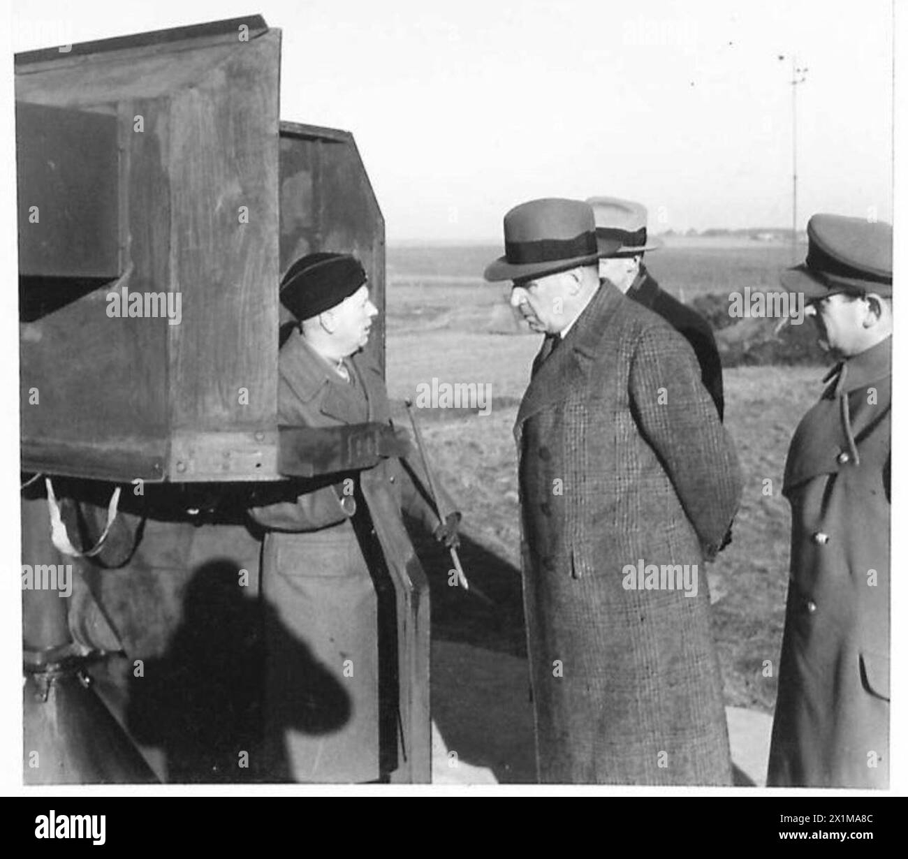 Sir Keith Murdoch inspecte Winnie, le canon britannique transmanche, lors d'une visite à Douvres avec l'armée britannique. Banque D'Images