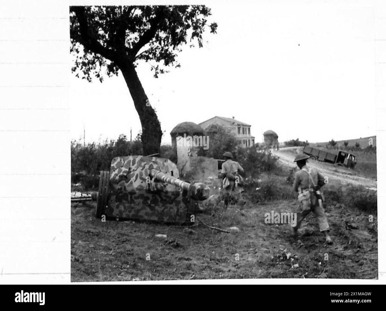 L'ARMÉE BRITANNIQUE EN AFRIQUE DU NORD, EN SICILE, EN ITALIE, DANS LES BALKANS ET EN AUTRICHE 1942-1946 - ce canon antichar allemand de 75 mm était piloté par un équipage fasciste italien, qui déserta son poste sous le feu de l'armée britannique Banque D'Images