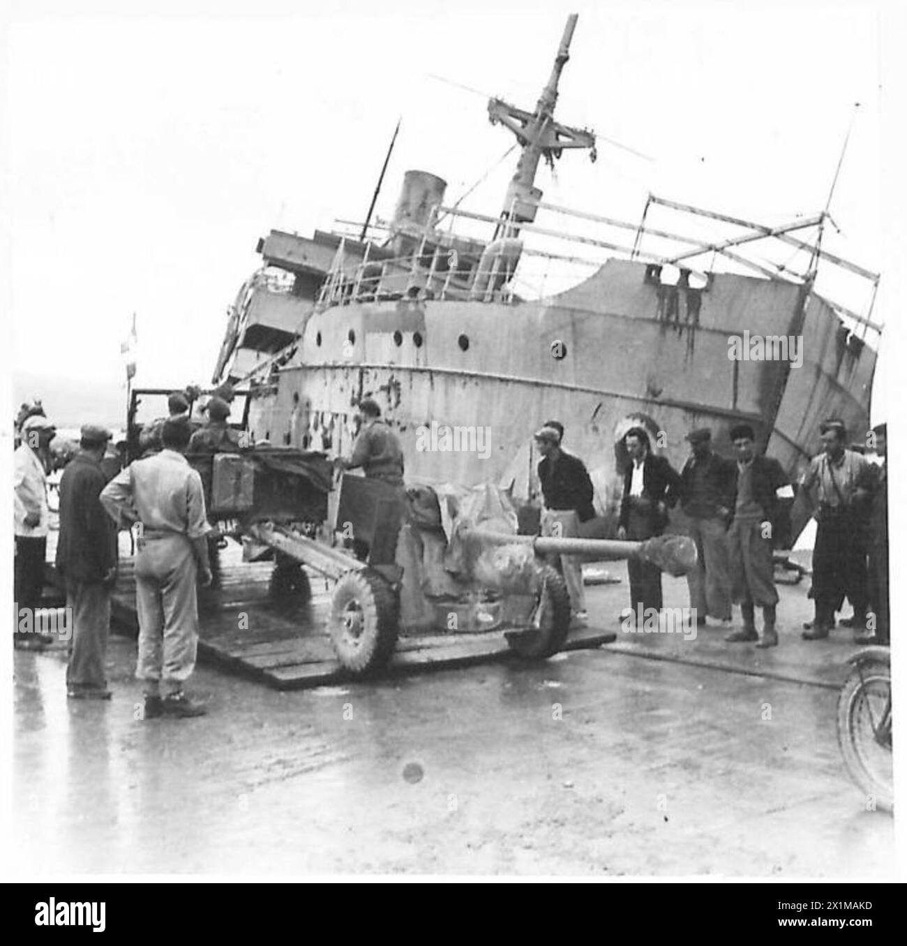 Les troupes britanniques traversent le canal de Corinthe alors qu'un canon de 6 livres du régiment de la RAF est chargé sur une barge de ferry, l'armée britannique. Banque D'Images