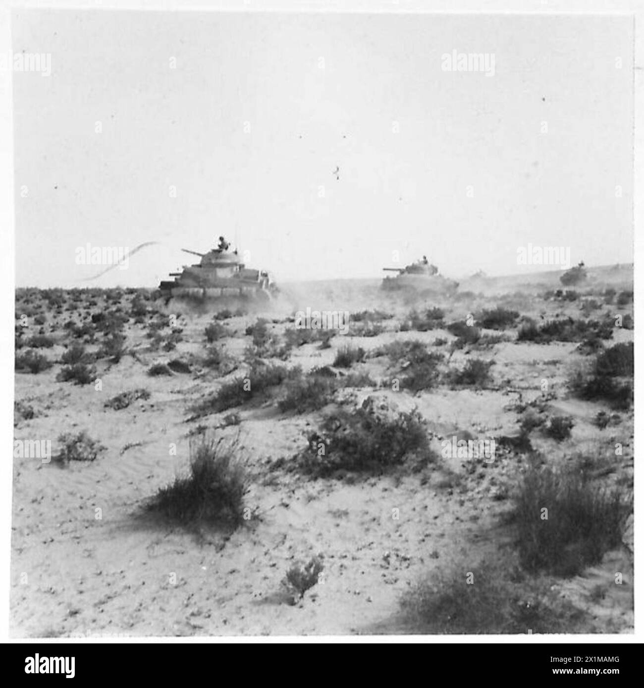 HUITIÈME ARMÉE AVANCE À TRAVERS El HAMMA À GABÈS - chars et artillerie automotrice se déplaçant vers le haut pour une attaque dans la région d'El Hamma, armée britannique Banque D'Images