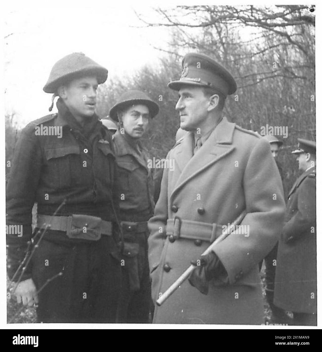 C-in-C le général Paget parle avec un pilote de coopération de l'Armée de terre à un aérodrome avancé pendant l'exercice Spartiate sous l'armée britannique. Banque D'Images