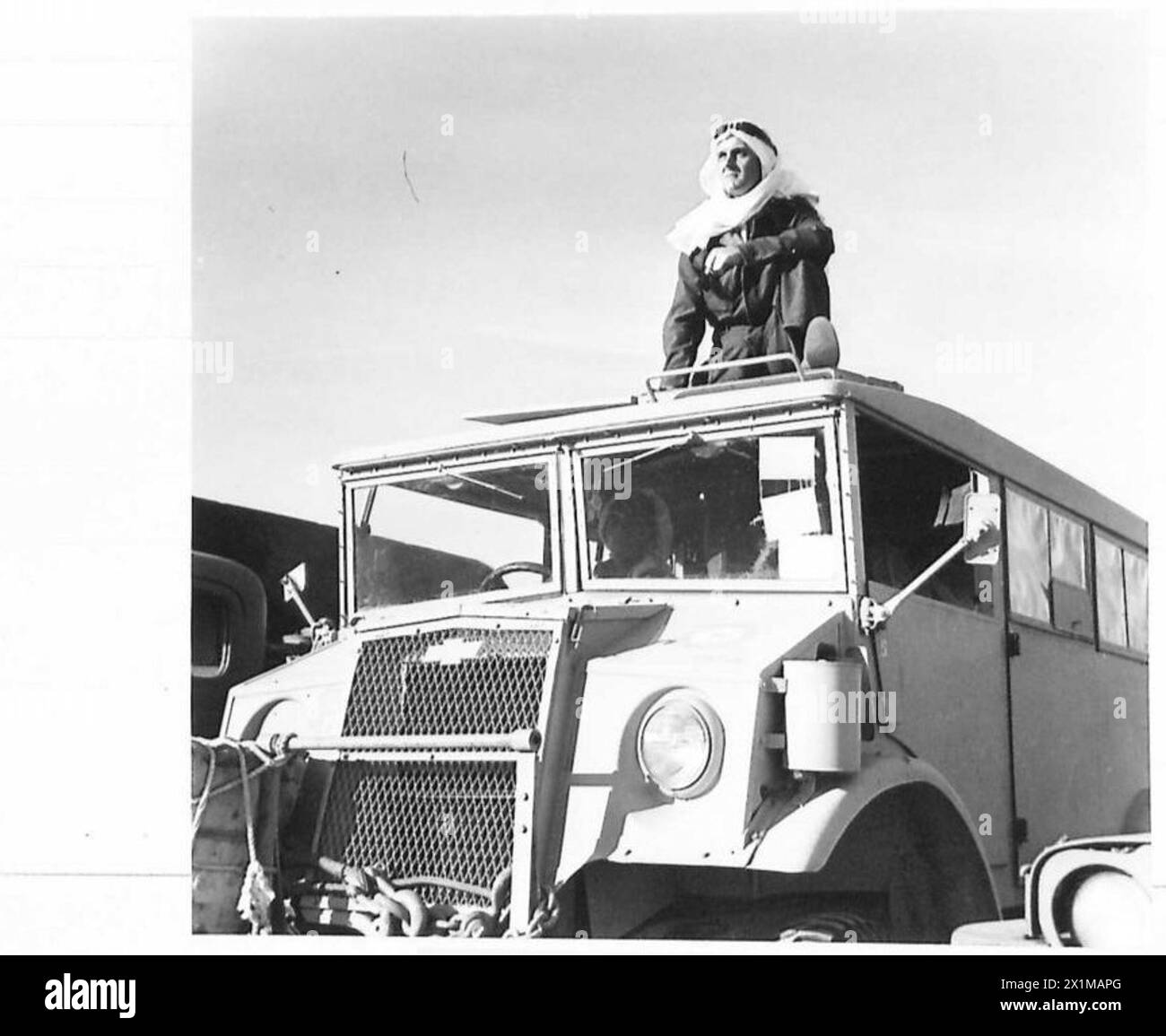 Assis sur le toit d'une voiture Banque d'images détourées - Alamy