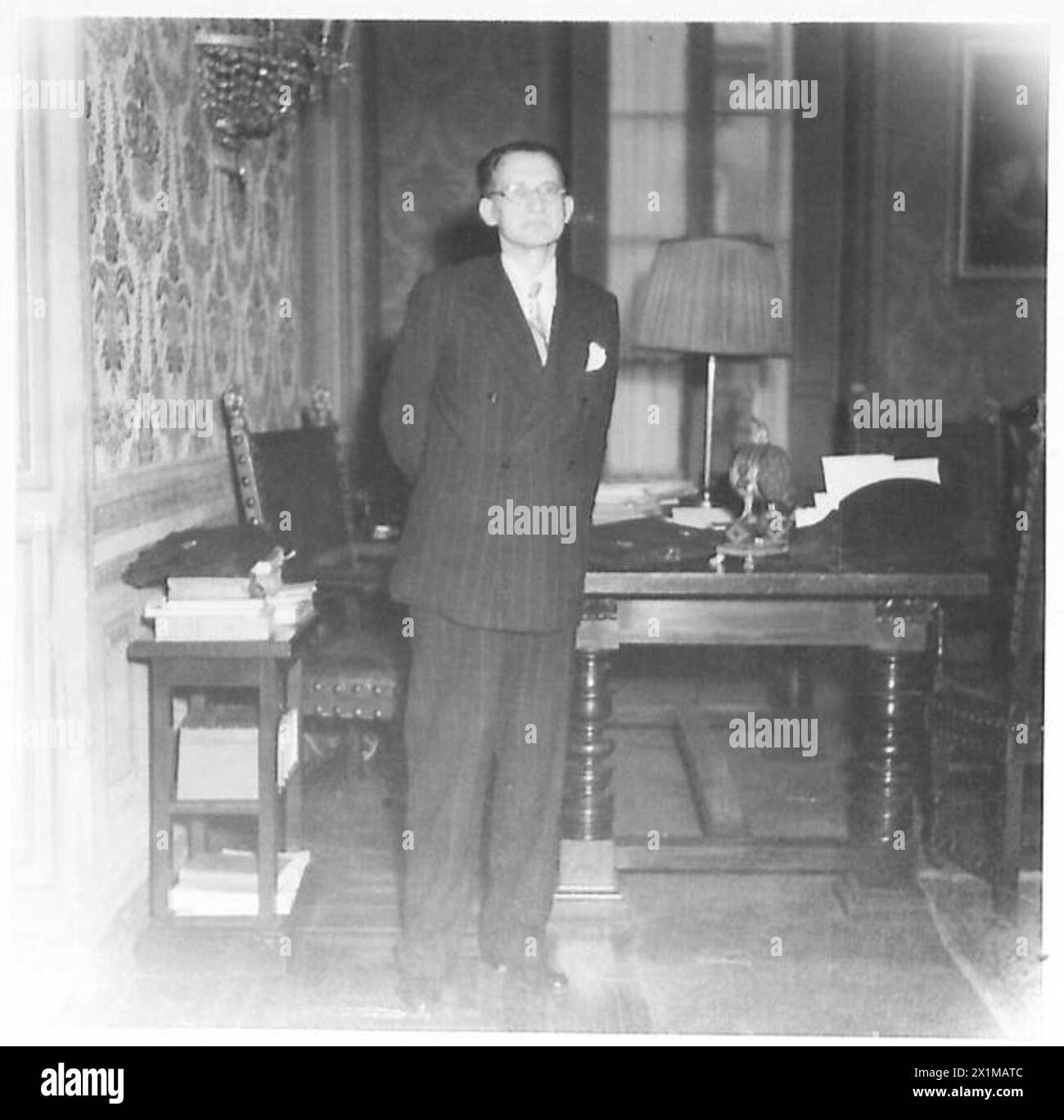 Signor de Gasperi est photographié dans son bureau à Rome en tant que nouveau premier ministre italien pendant la présence de l'armée britannique dans la région. Banque D'Images