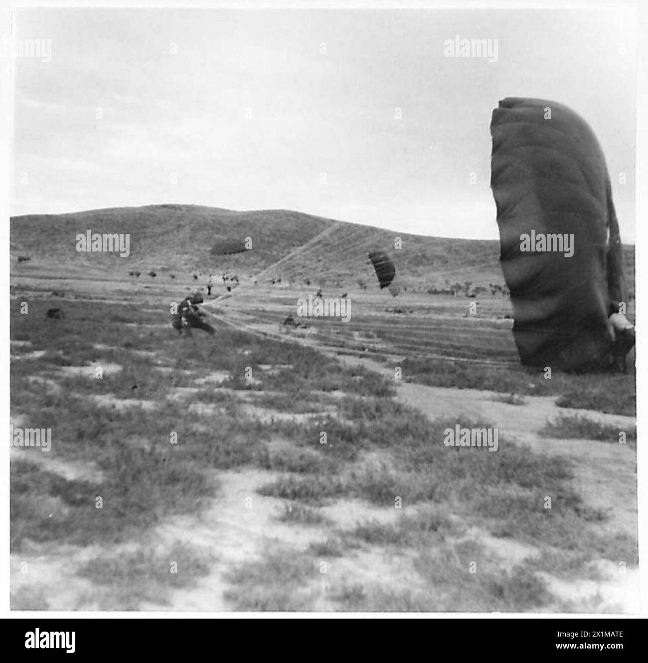 Les parachutistes britanniques exécutent un saut au-dessus de Megara, en Grèce, lors de l'opération Manna, descendant en parachute de l'armée britannique. Banque D'Images