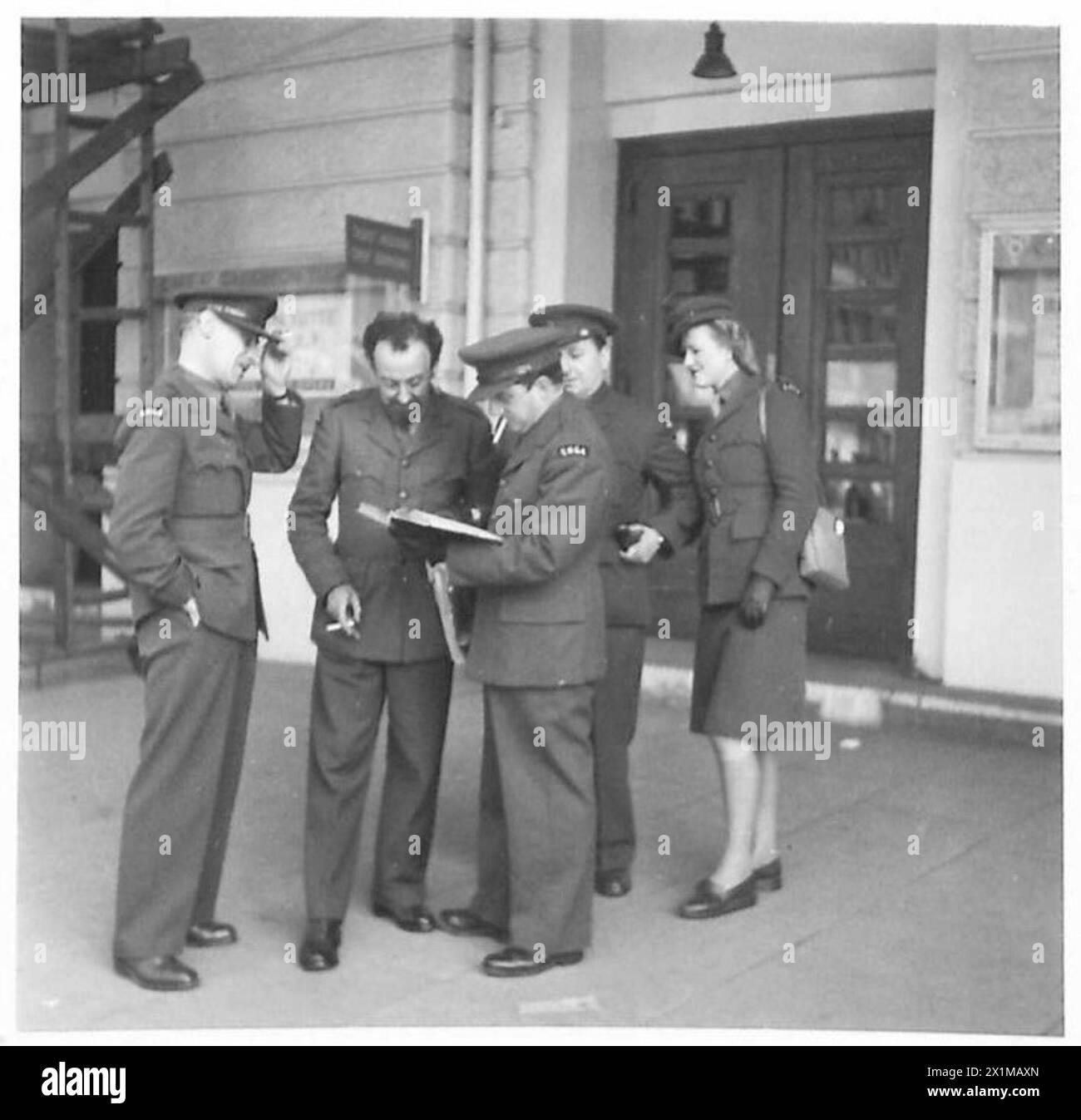 John Barbirolli et Mr. Braithwaite de la Sadlers Wells Opera Company sont photographiés à Hambourg lors d'activités impliquant l'armée britannique du Rhin. Banque D'Images
